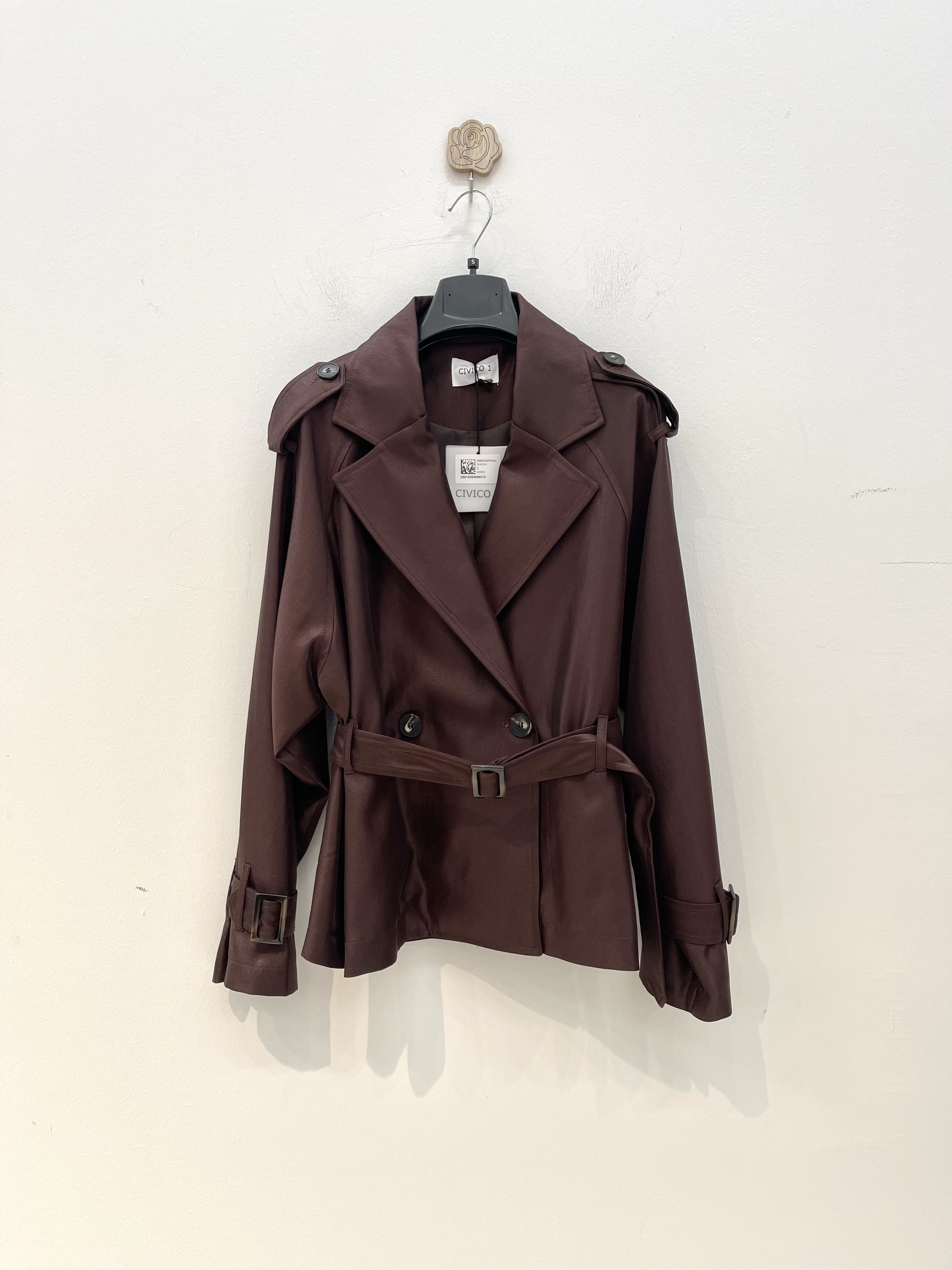 Verlängerter Trenchcoat mit Gürtel