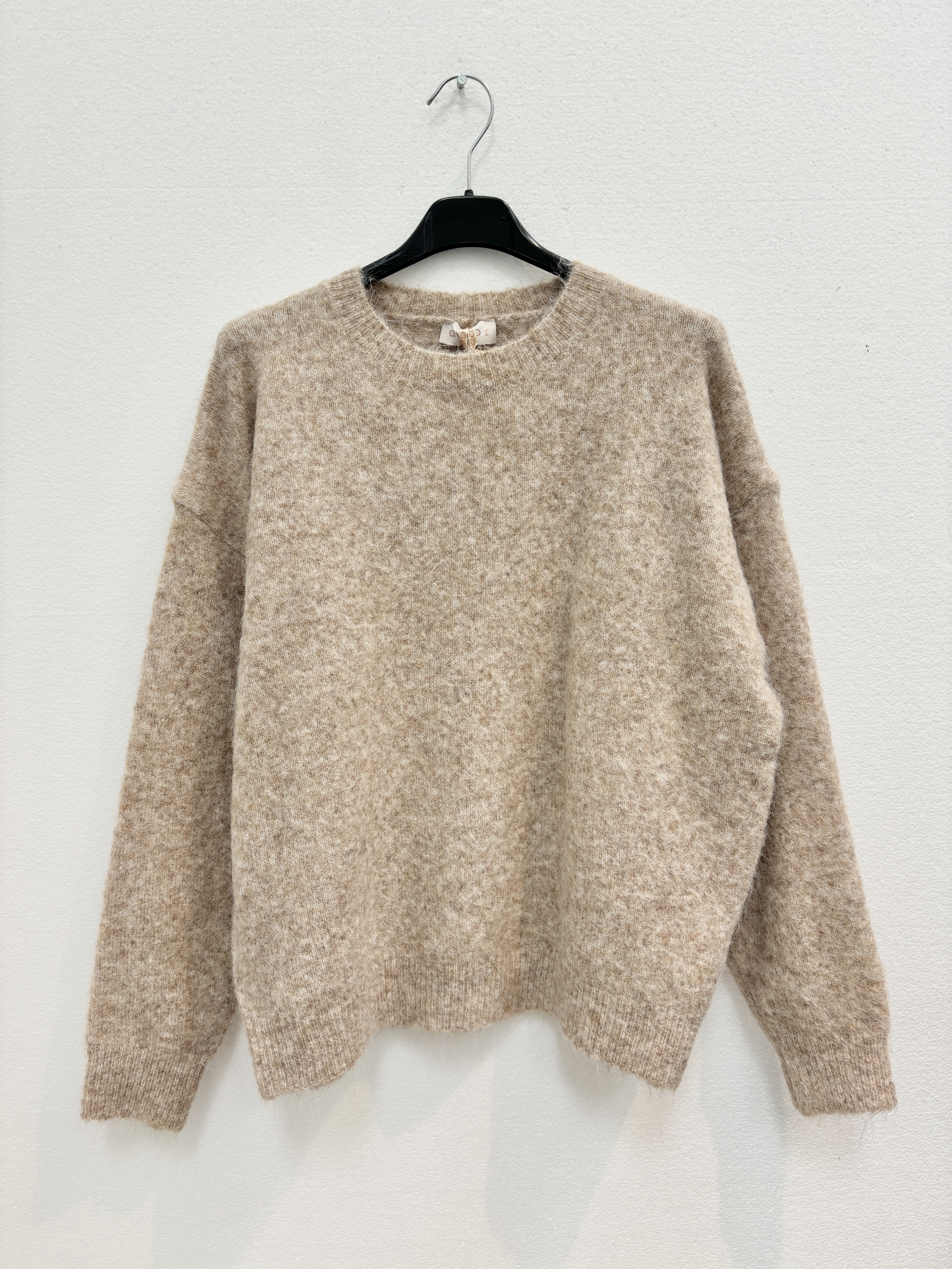 Schlichter Pullover bis zur Hüfte