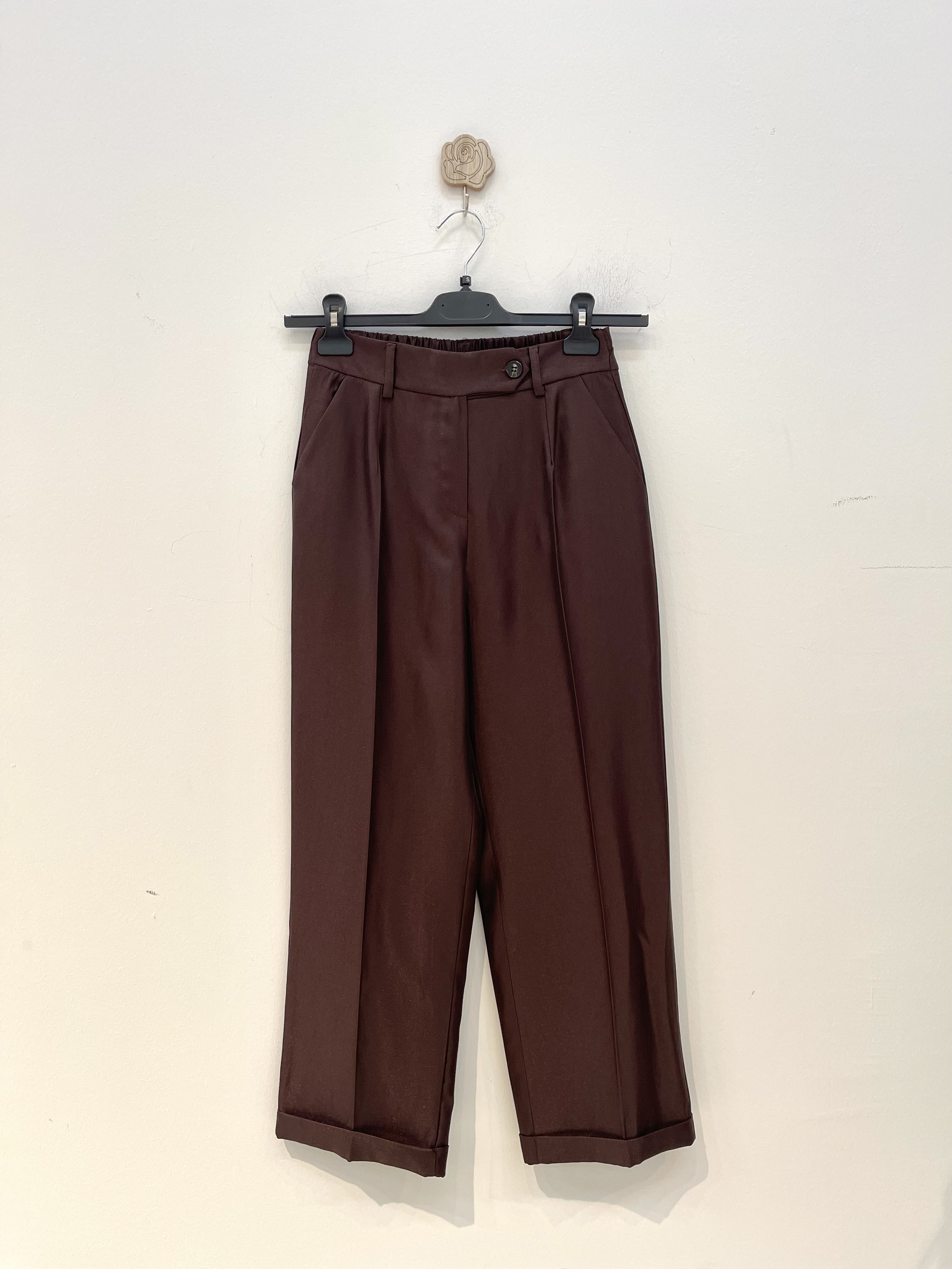 Gerade Hose mit vorderen Falten