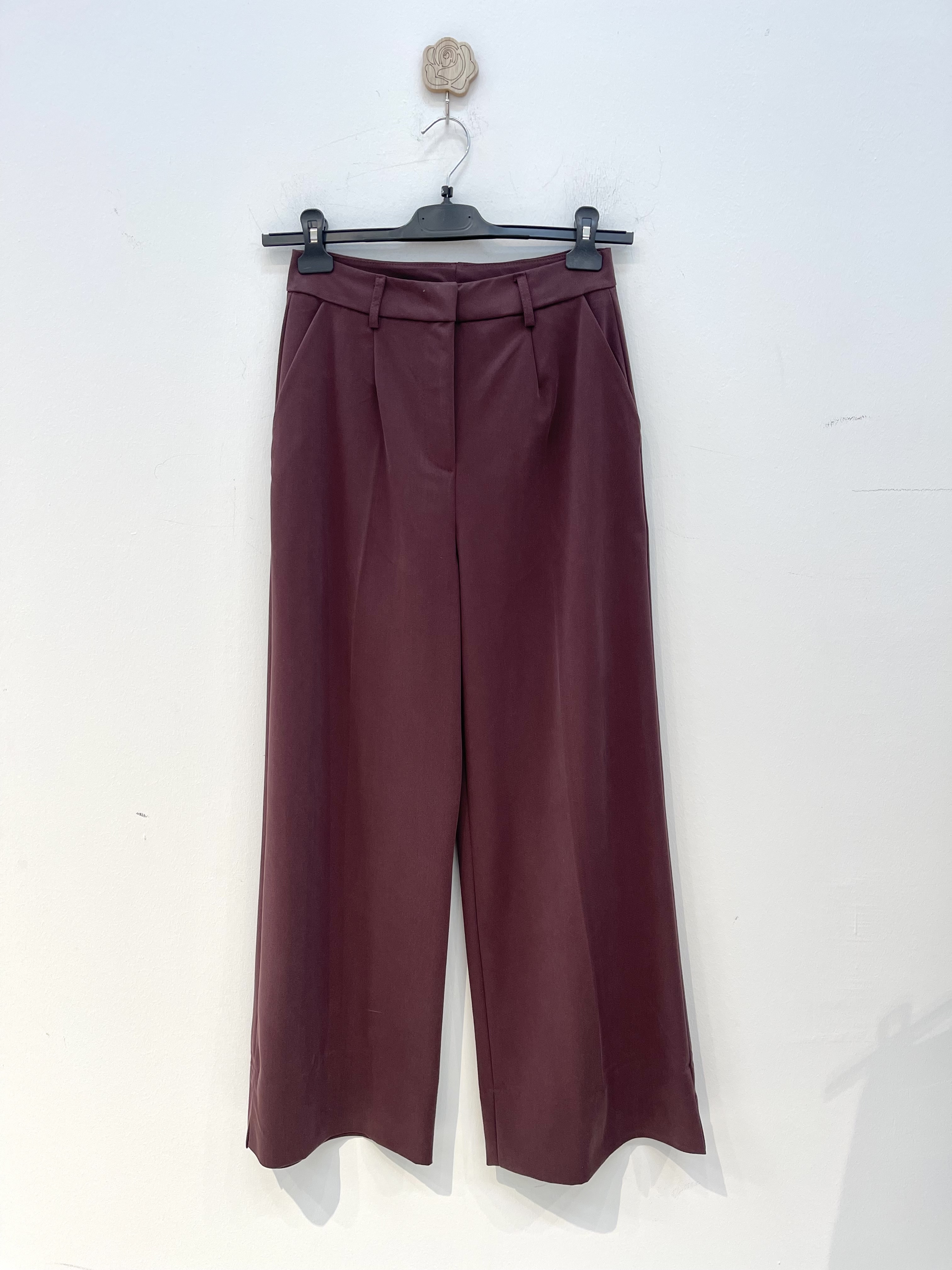 Weite Hosen mit Bundfalten