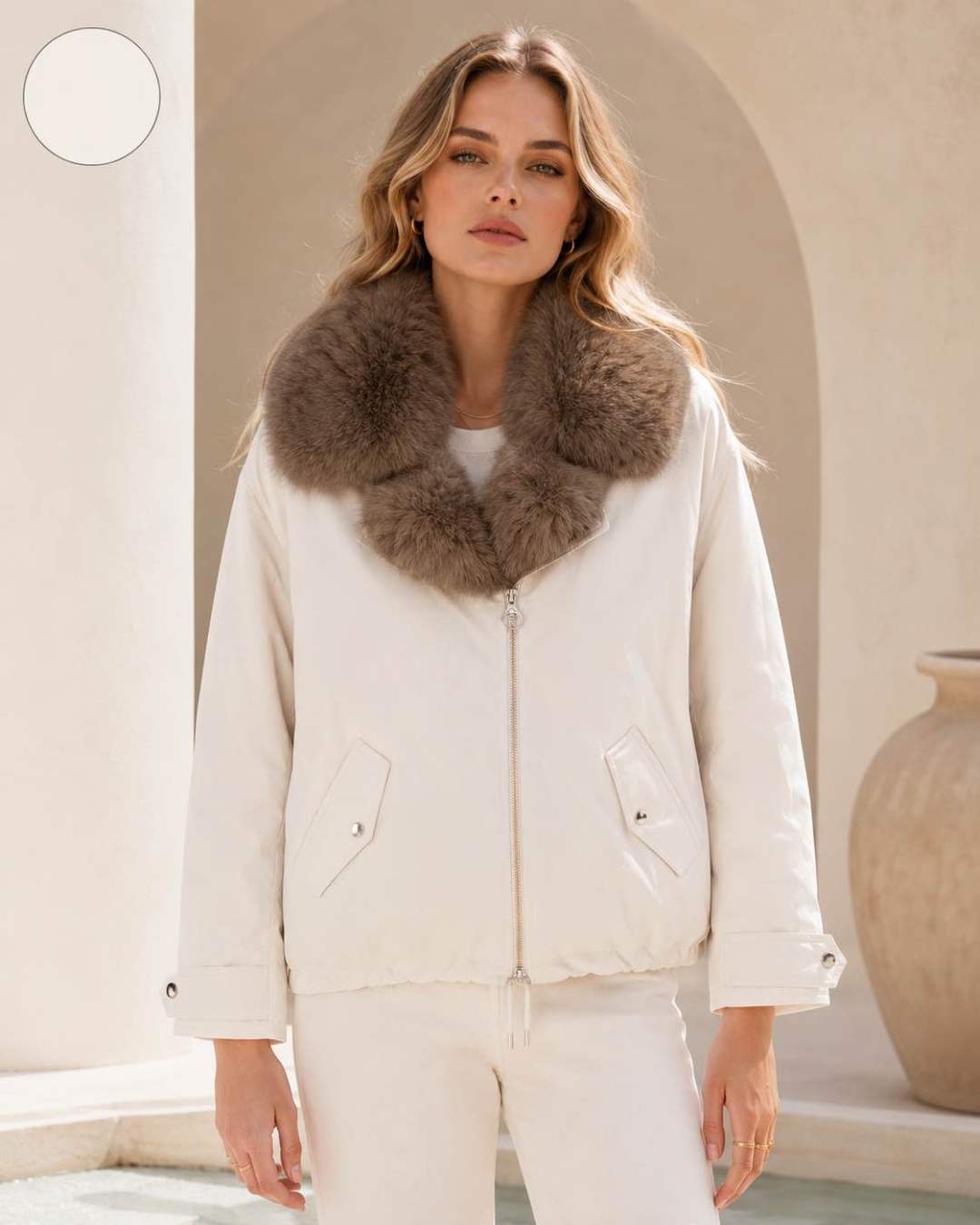 Kurze Jacke mit Fellkragen