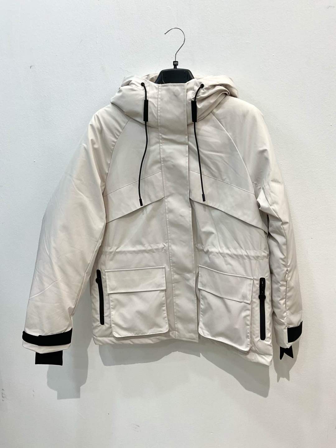 Kurze Jacke mit Kapuze