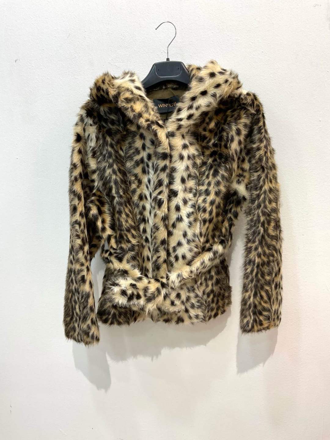 Kurze Kunstfelljacke mit Gürtel