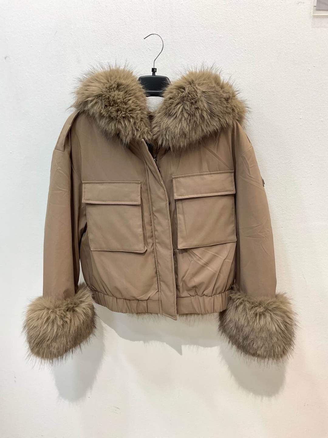 Kurze Kapuzenjacke