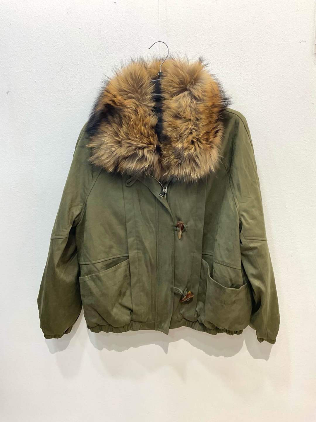 Kurze Jacke mit Fellkragen
