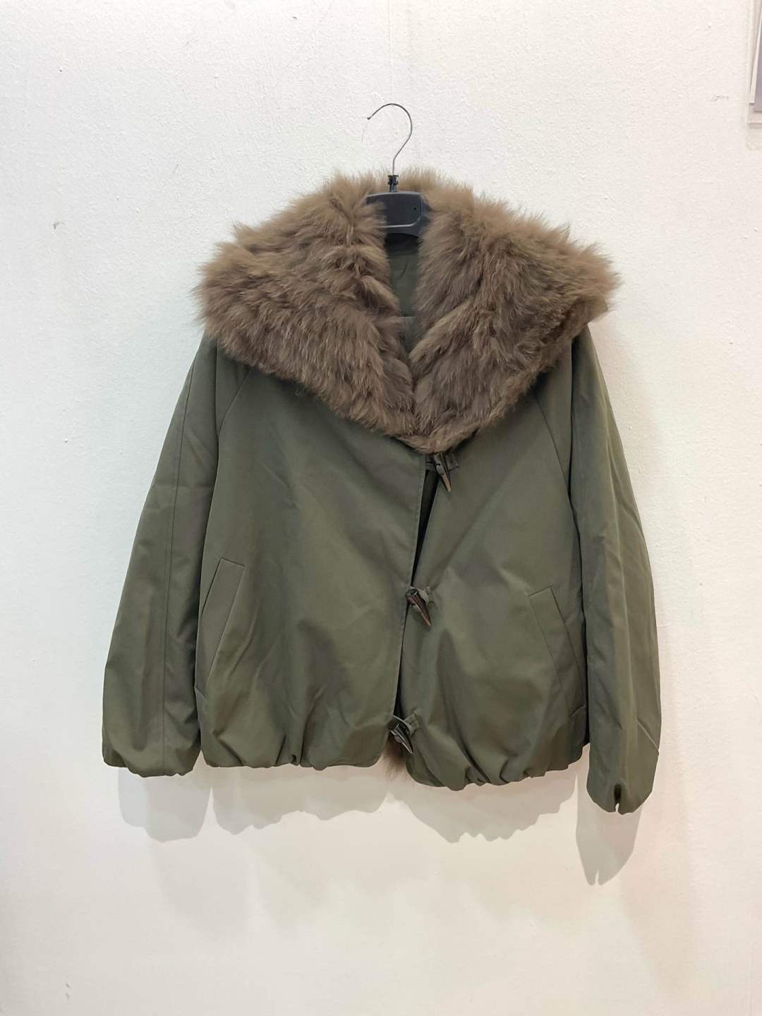 Kurze Jacke mit Fellkragen