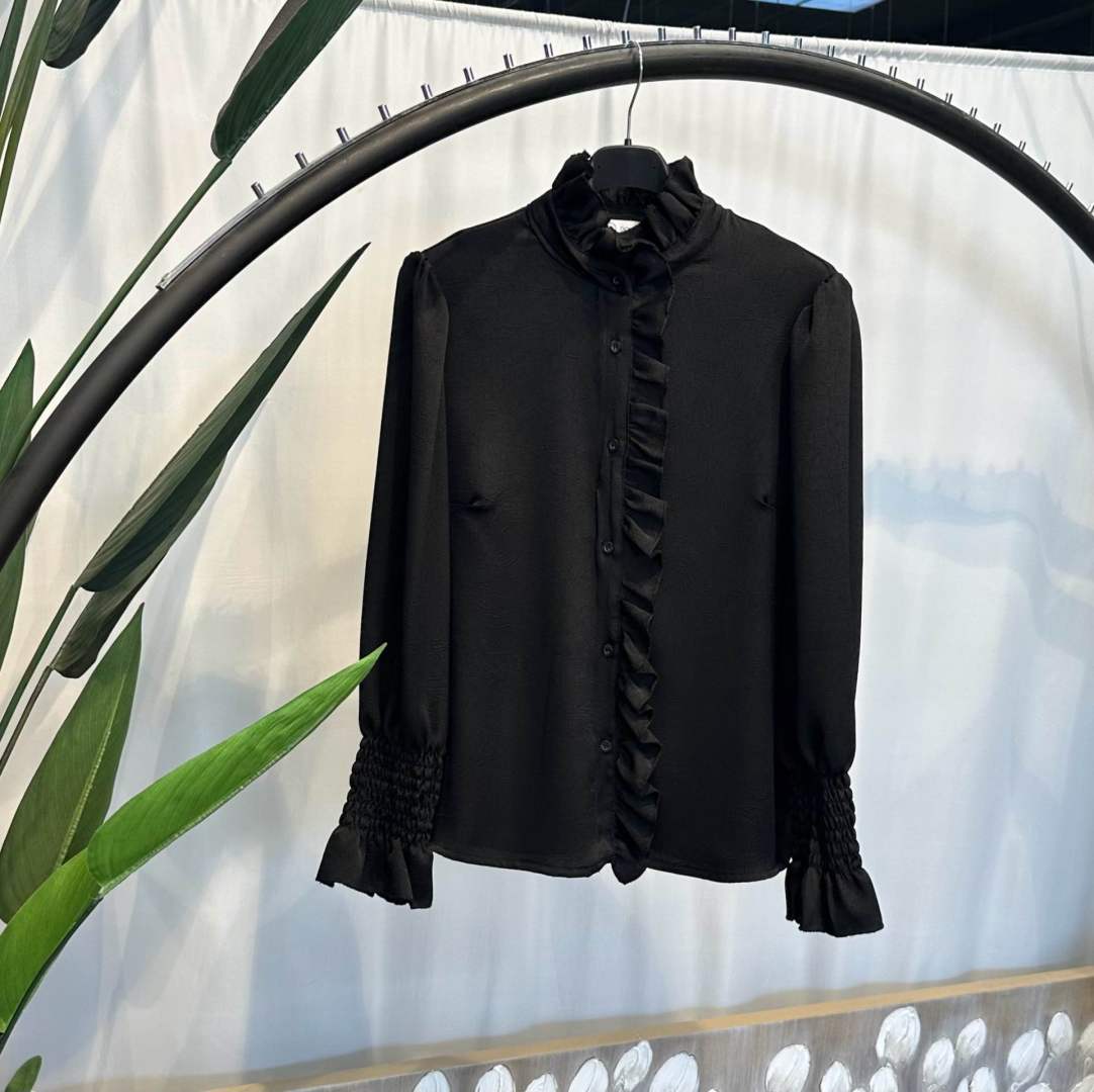 Bluse mit Stehkragen und Rüschendetail