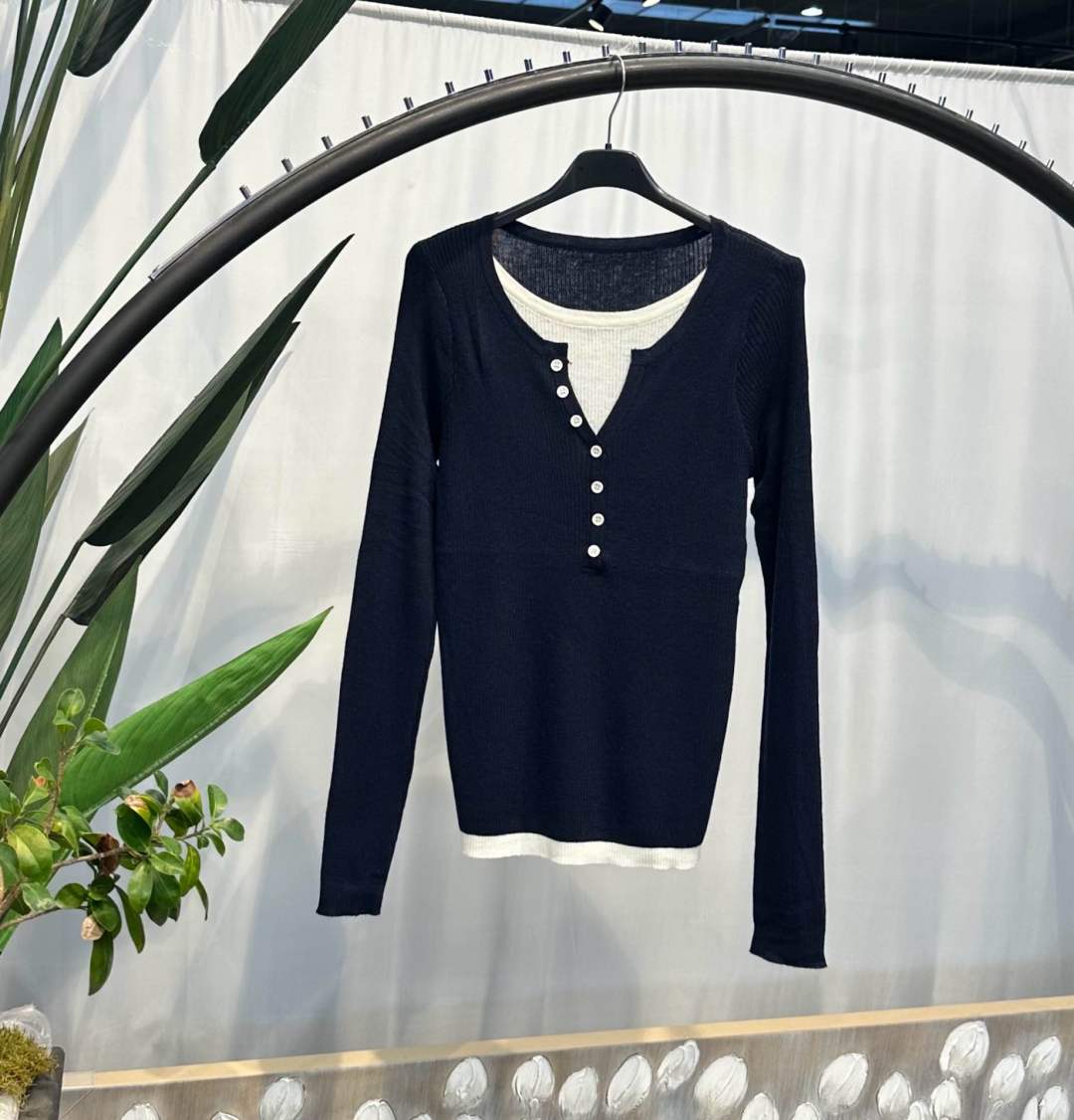 Figurbetonter Pullover mit V‑Ausschnitt
