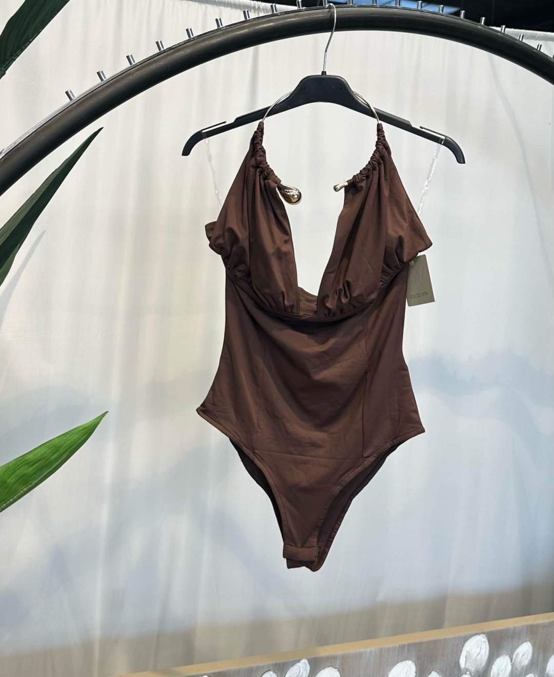 Figurbetontes Body mit Wasserfall-Ausschnitt