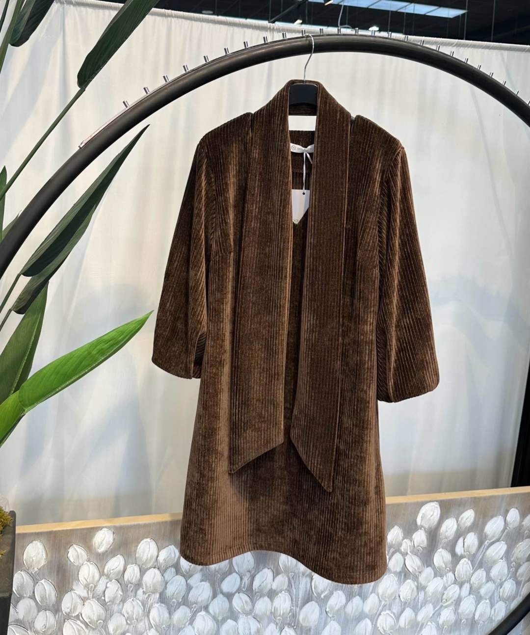 Kleid im Etuistil mit V‑Ausschnitt bis zum Knie