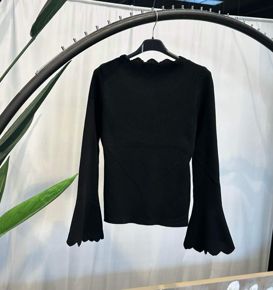 Figurbetontes Top mit kurzem Rollkragen