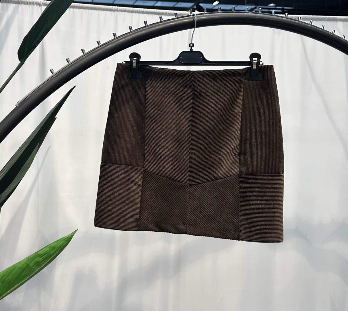 Gerader Minirock mit Patchwork-Einsätzen