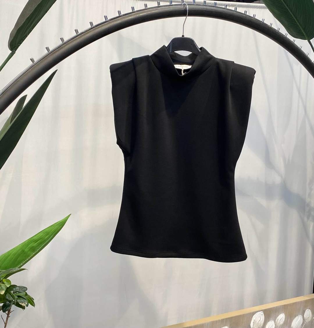 Figurbetontes Top mit Halbrollkragen