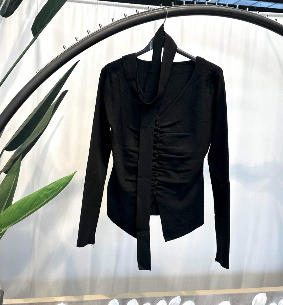 Figurbetonte Bluse mit V‑Ausschnitt
