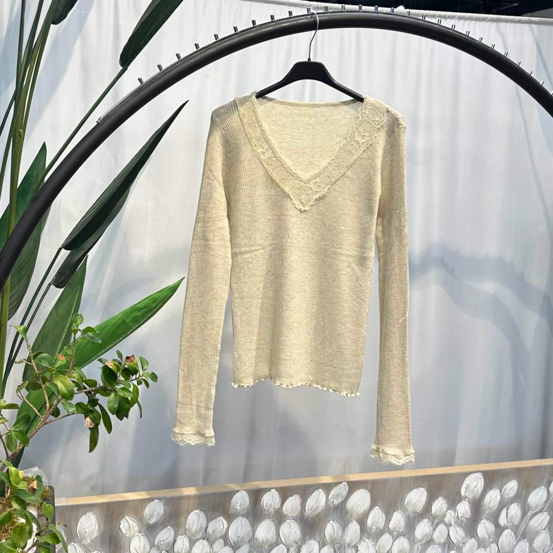 Figurbetonter Pullover mit Spitze