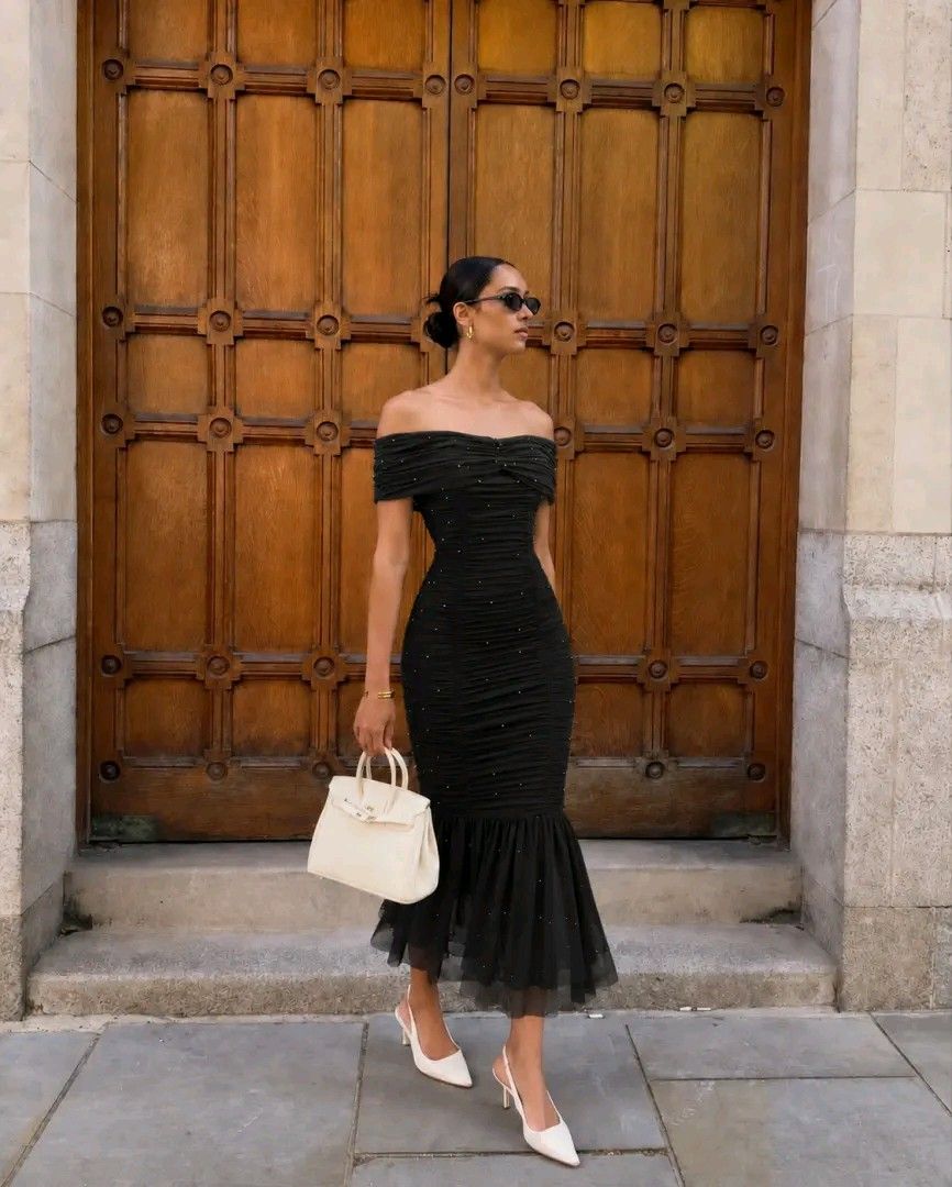 Figurnahe Kleid mit Volant