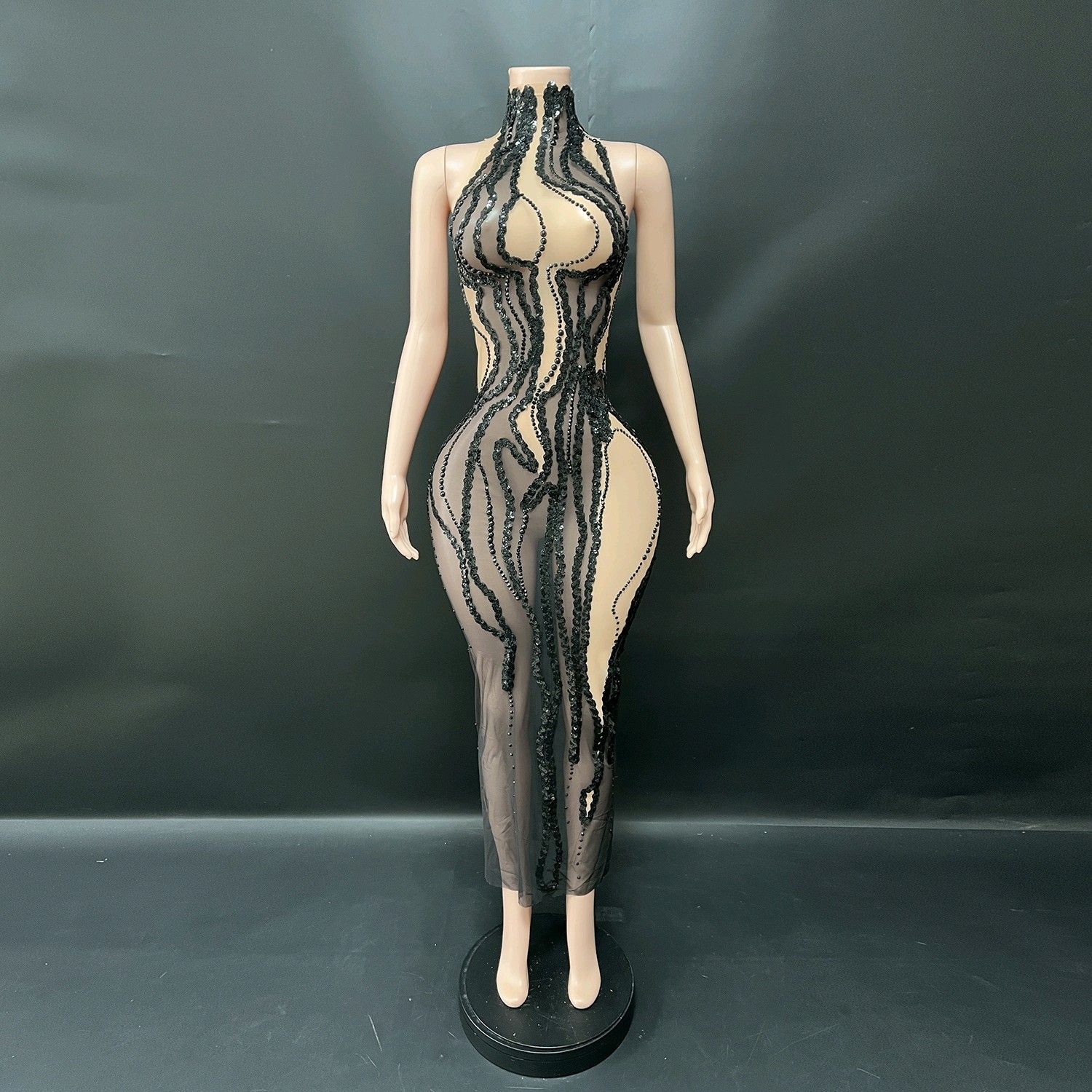 Tailliertes Bleistiftkleid mit Pailletten und Halterkragen