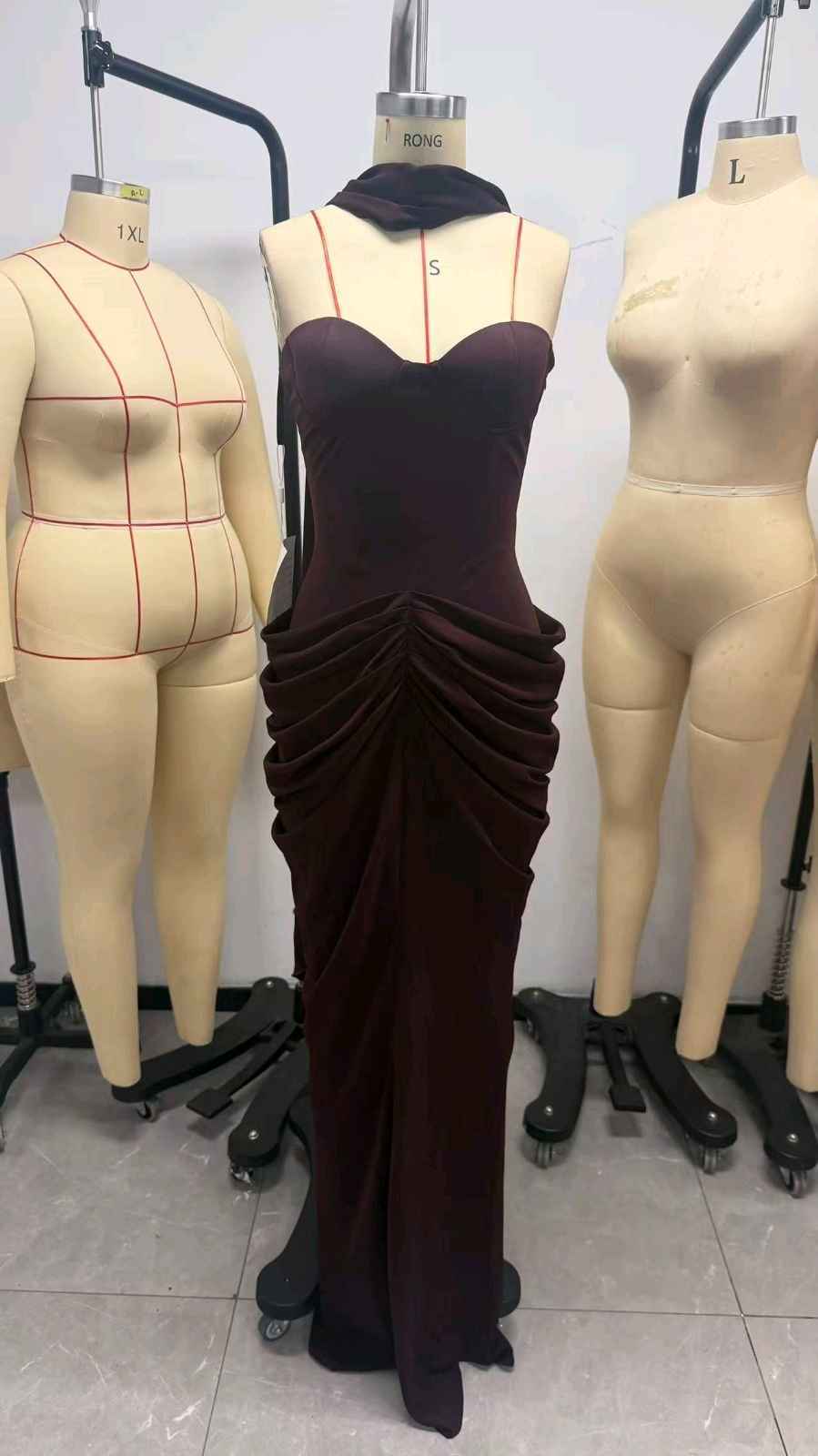 Figurbetontes Bleistiftkleid mit Herz-Ausschnitt