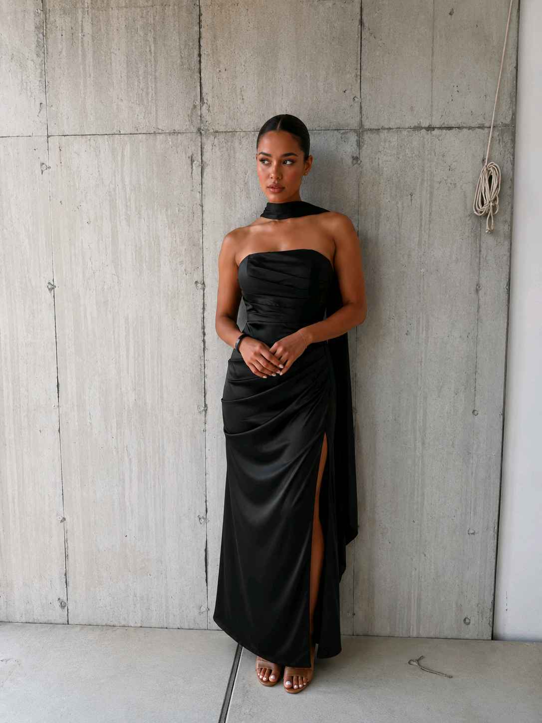 Figurbetontes Maxi-Kleid mit Neckholder