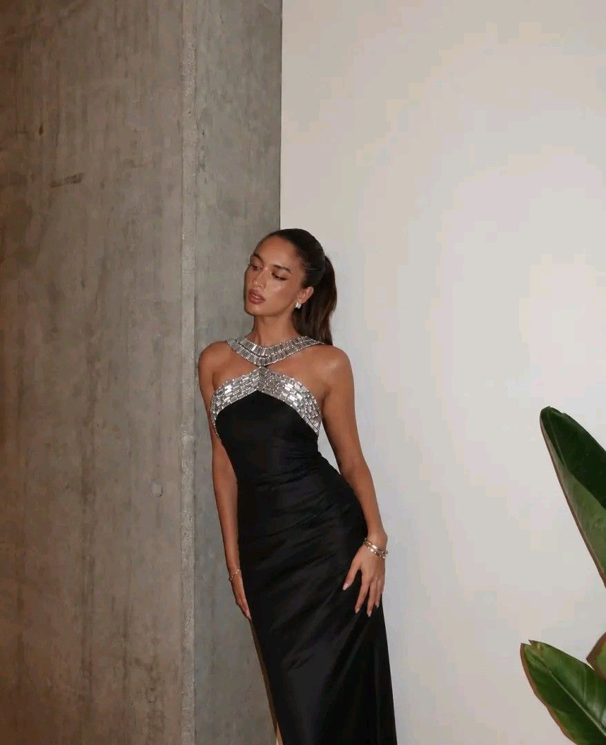 Figurbetontes Maxikleid mit Neckholder