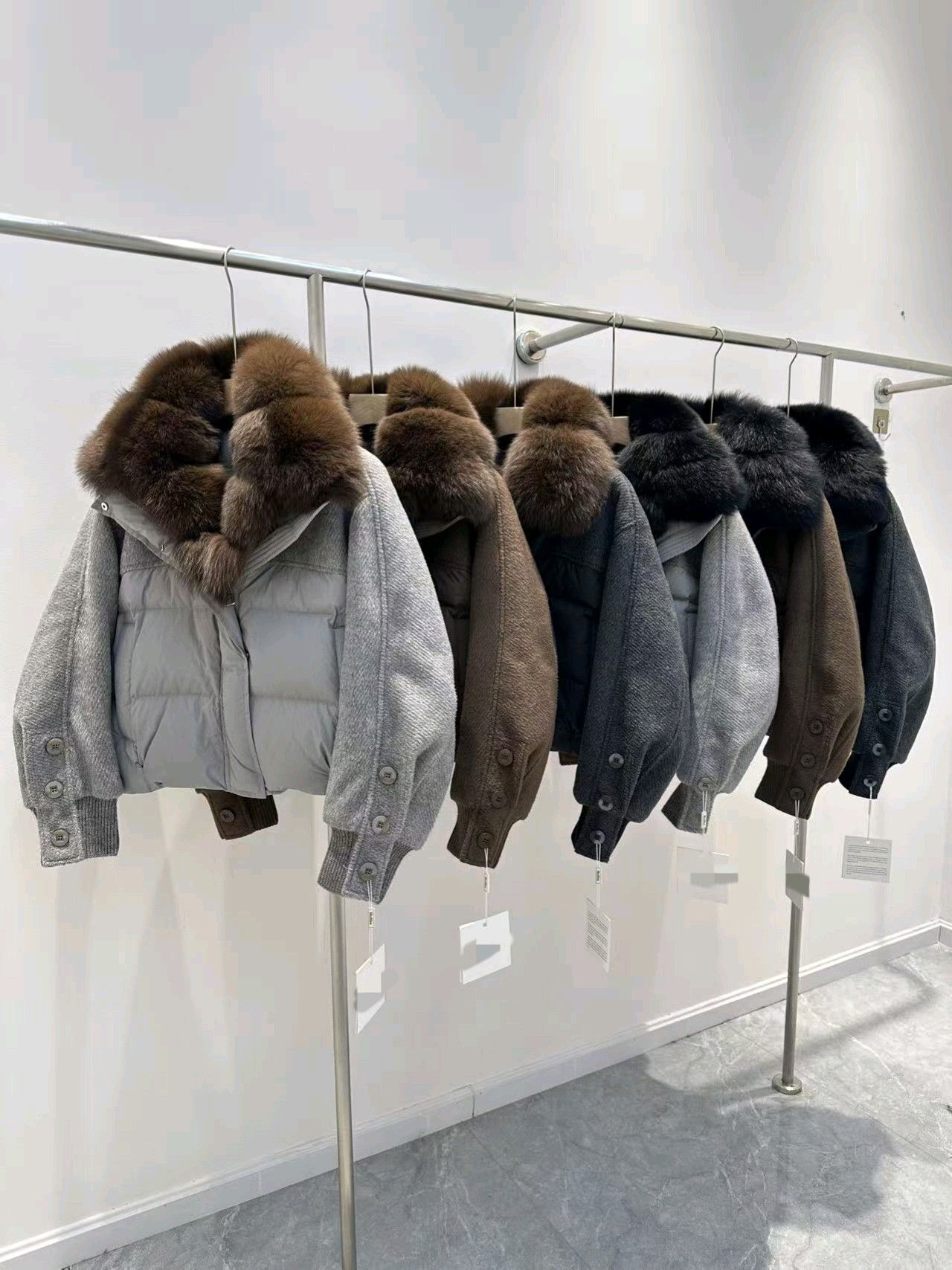 Kurze Kapuzenjacke