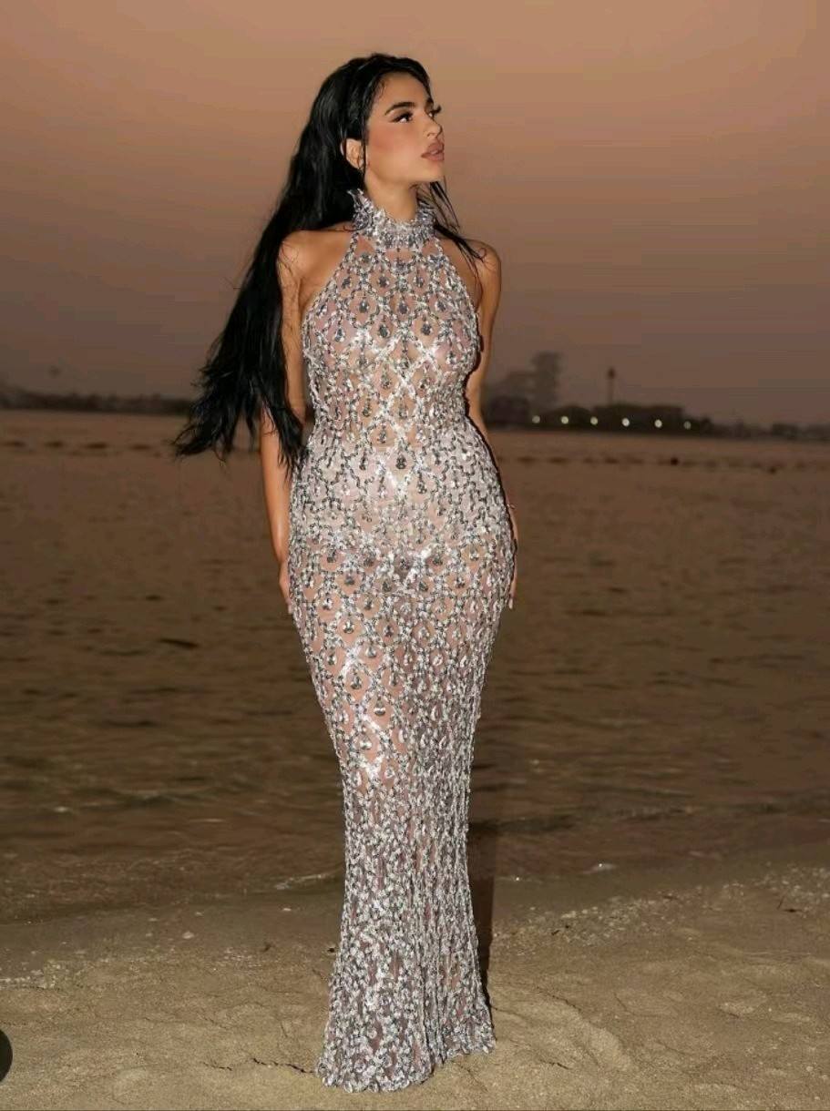 Maxi-Kleid mit Neckholder und Pailletten