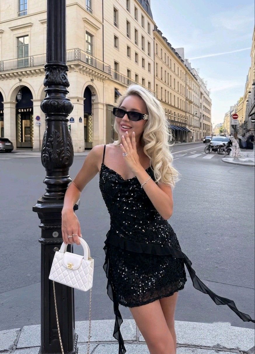 Figurbetontes Mini-Kleid mit Rüsche und Paillettenbesatz