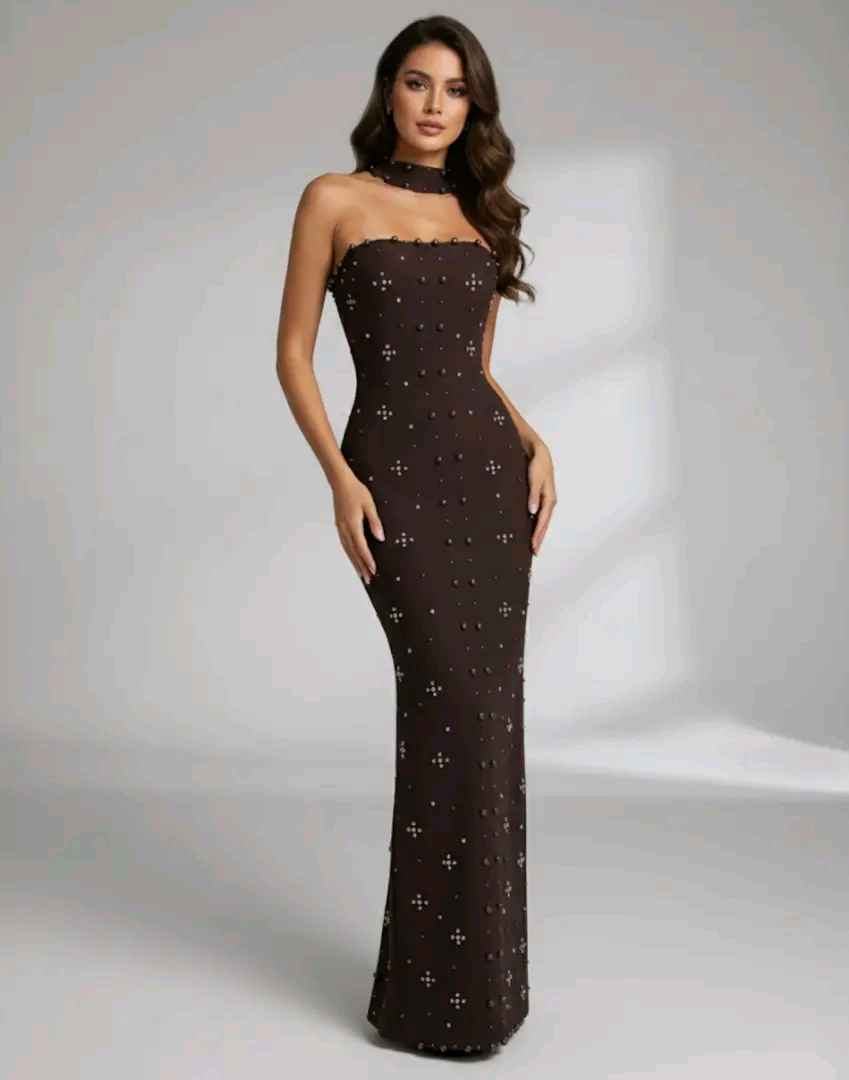 Maxi-Halterkleid mit Nietenbesatz