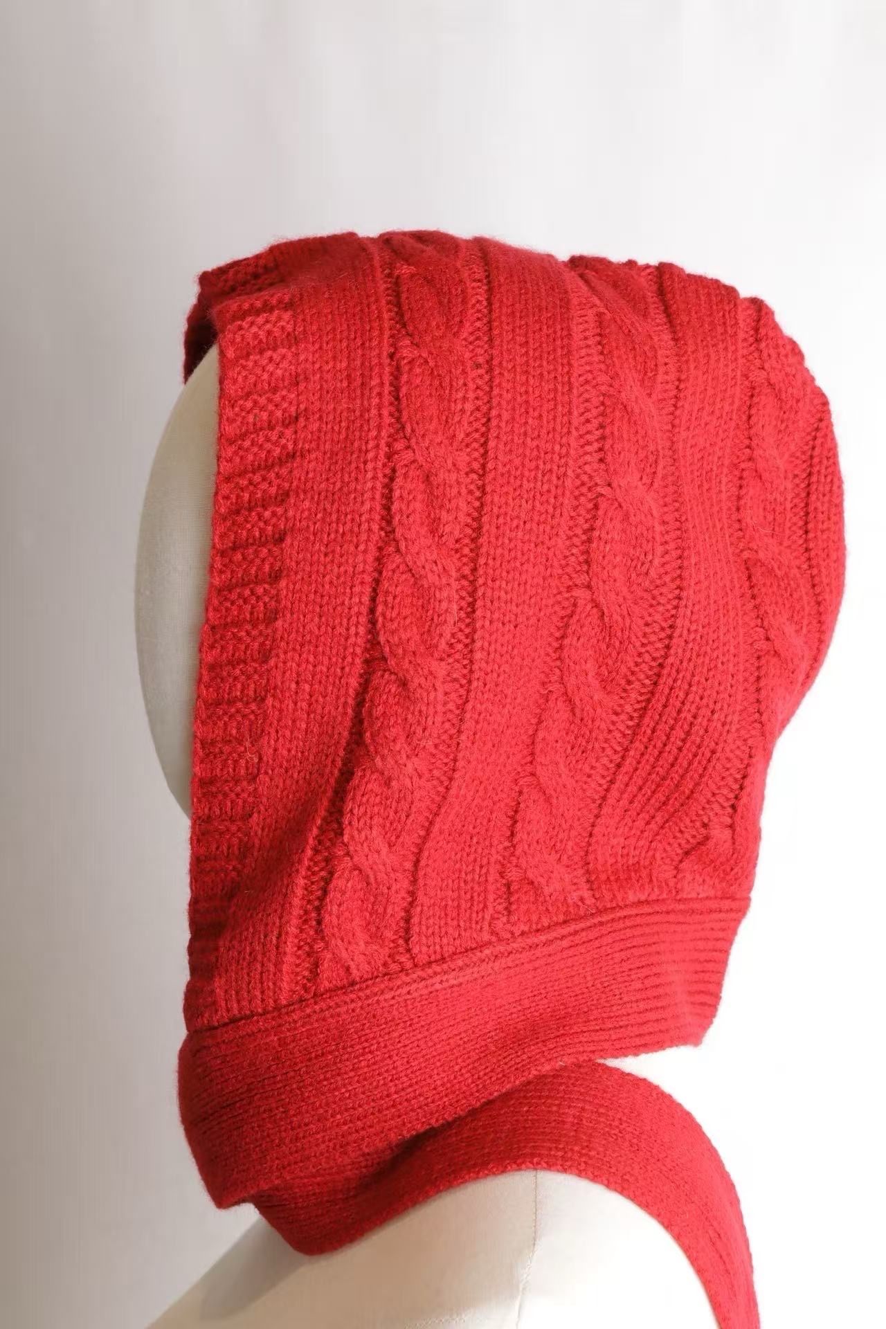 Mütze im Bonnet-Stil mit Zopfmuster