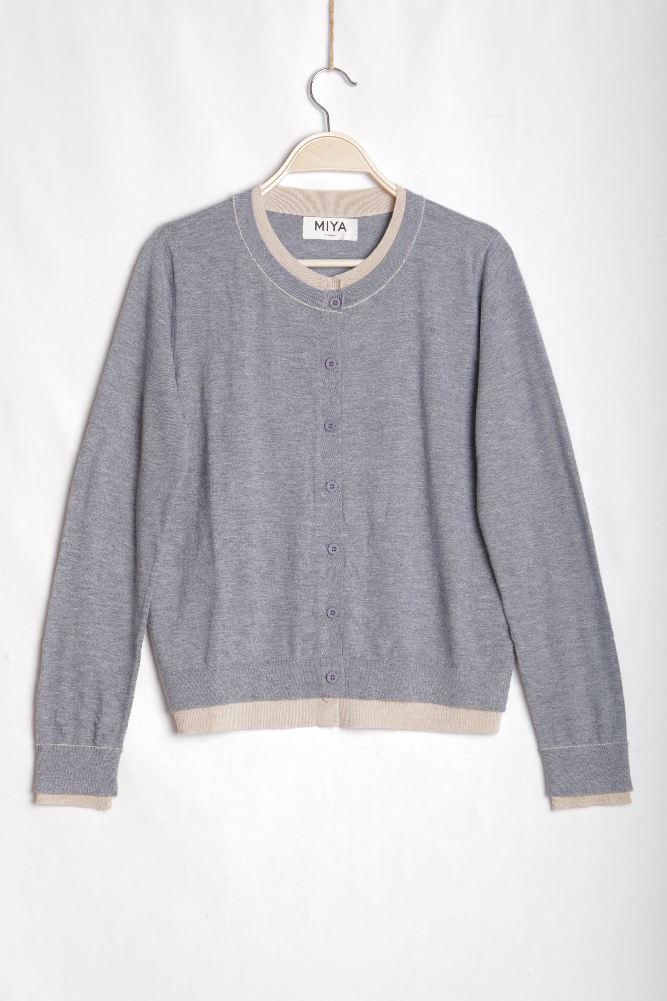 Strickjacke mit Rundhalsausschnitt und Knöpfen