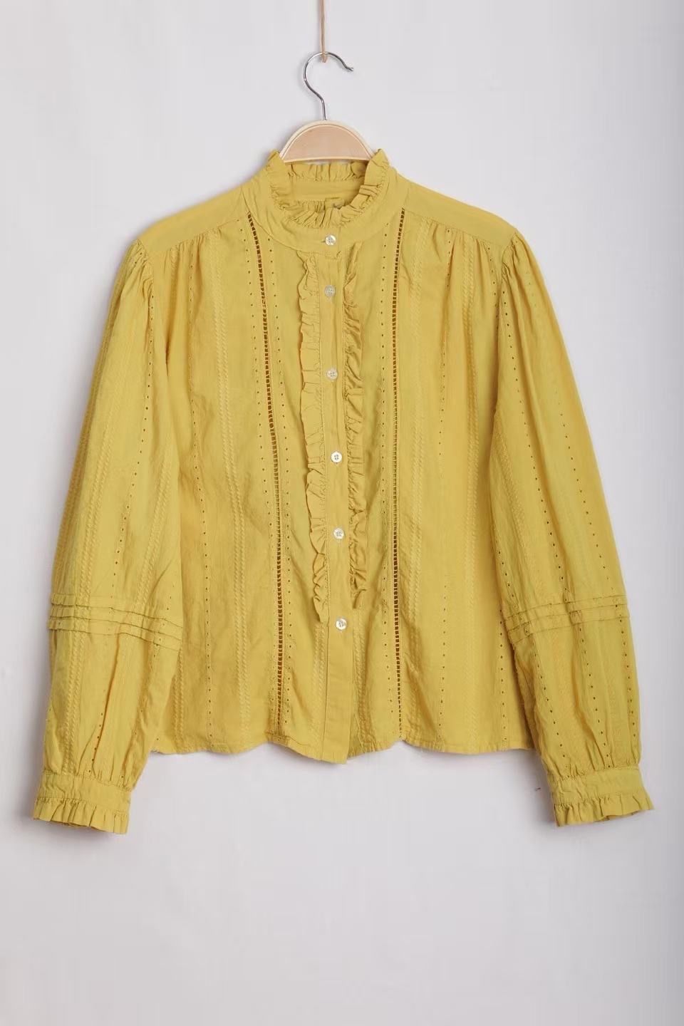 Bluse mit Spitzenvolant
