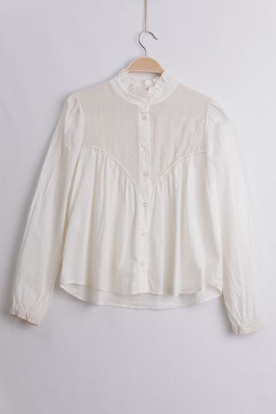 Bluse mit Stehkragen und Rüsche