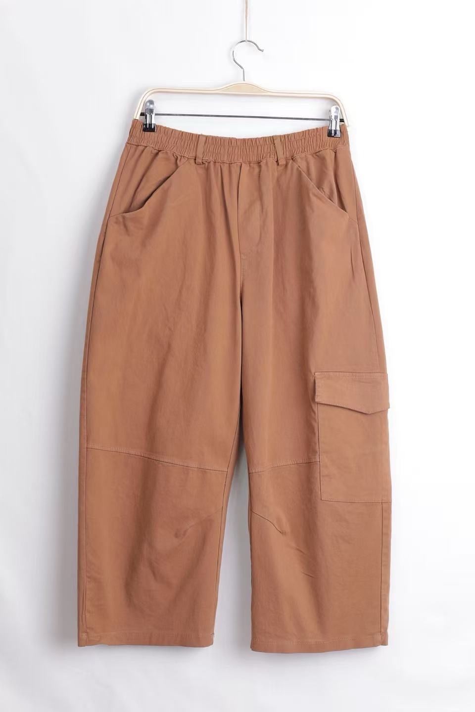 Locker sitzende Cargo-Hose bis zum Knöchel