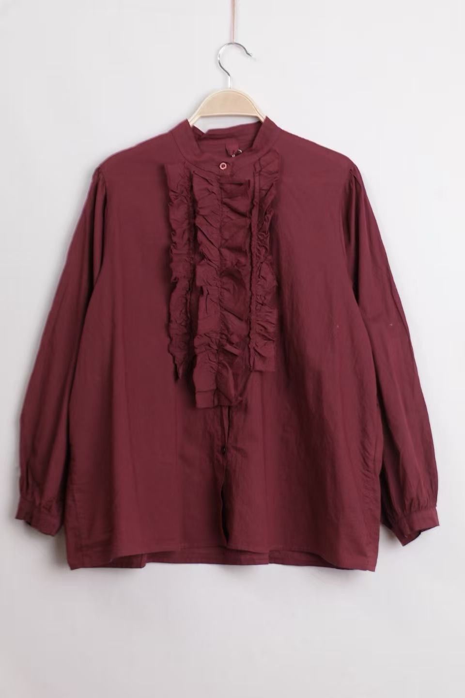 Bluse mit Volant und Stehkragen