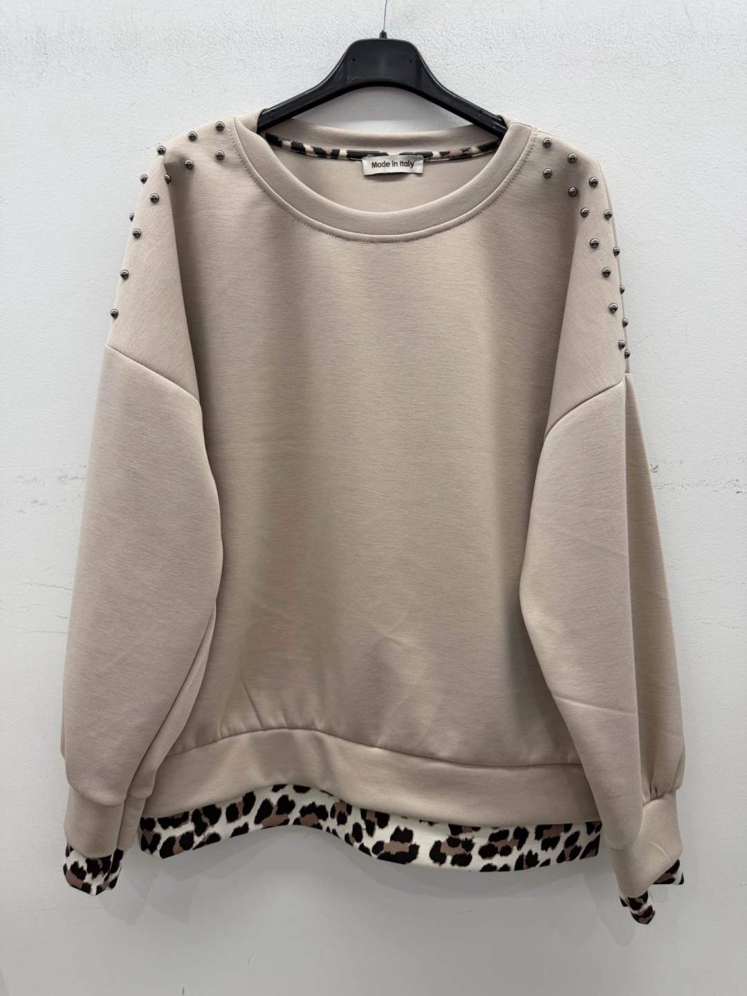 Oversized Sweatshirt mit Nieten