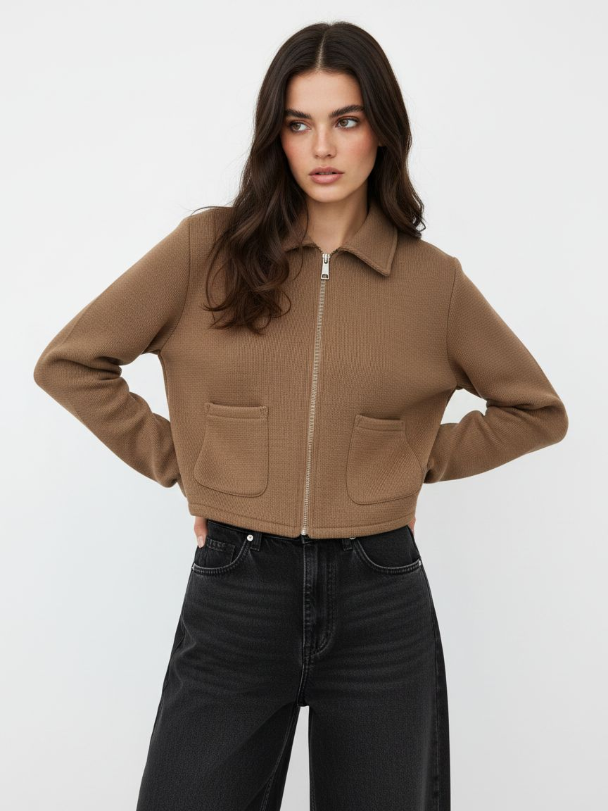 Kurze Strickjacke mit Hemdkragen