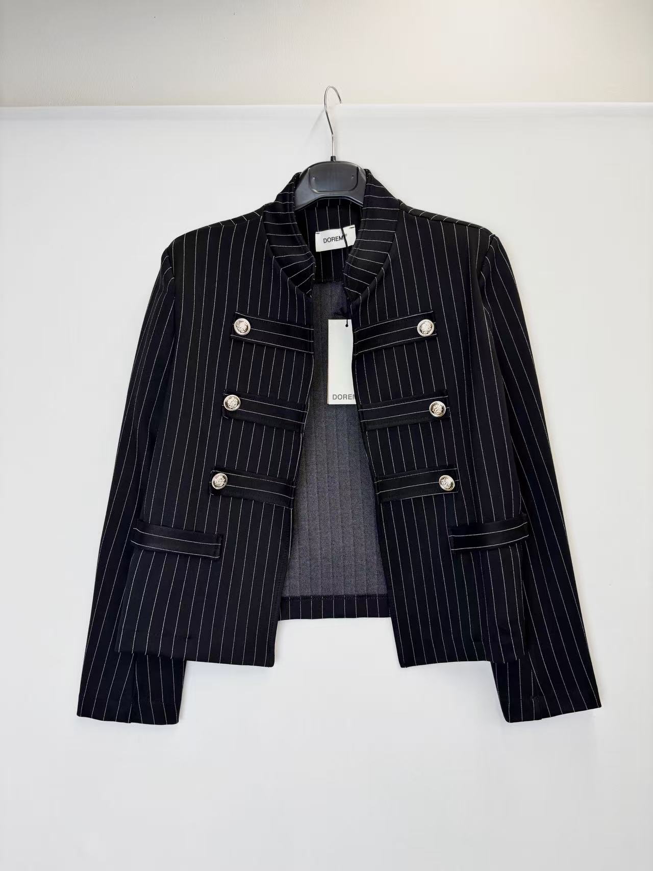 Kurz geschnittene Jacke im Sakko-Stil mit Stehkragen