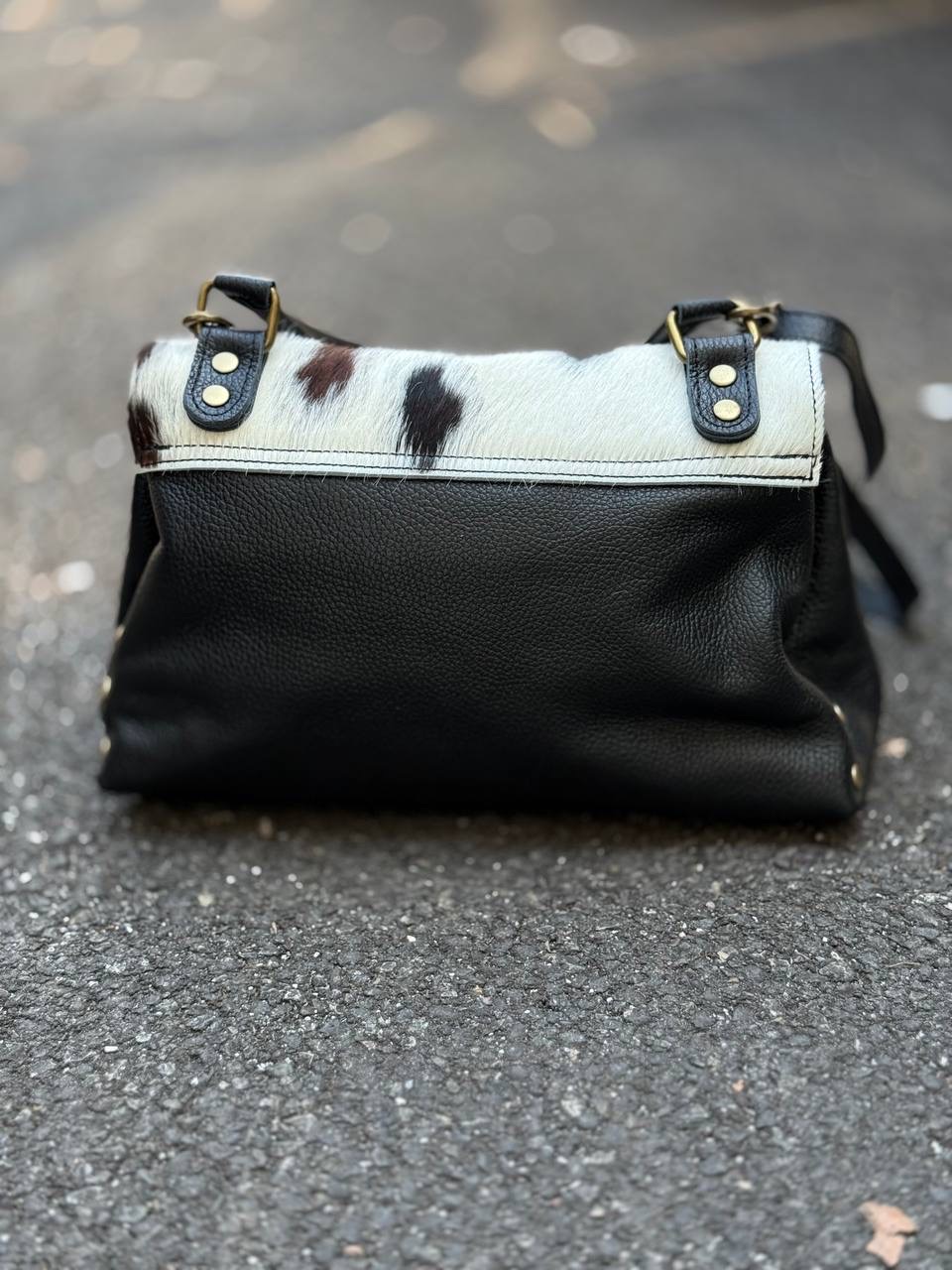Lederhandtasche mit Nieten