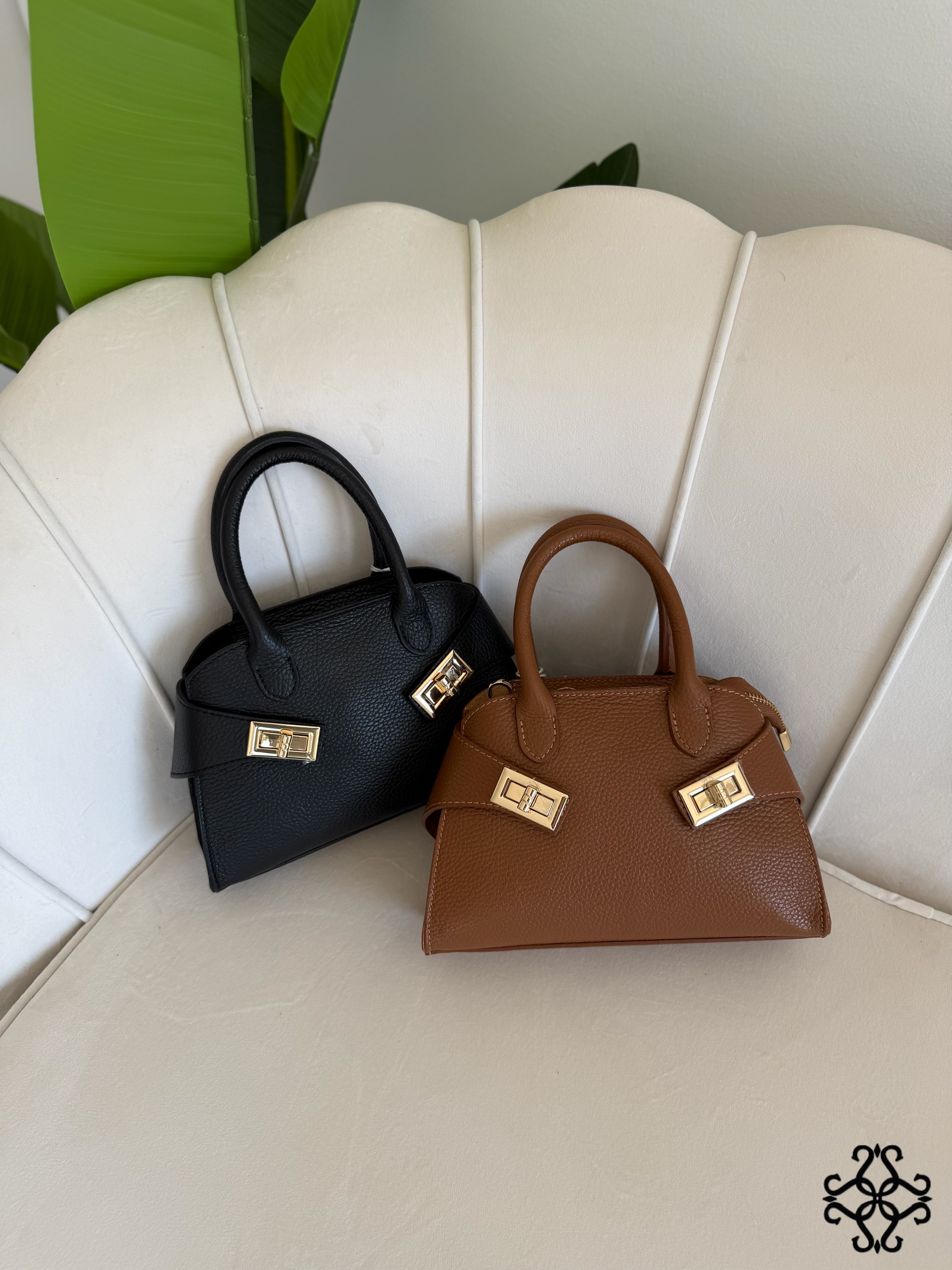 Klassische Handtasche im Kofferstil mit Zierknöpfen
