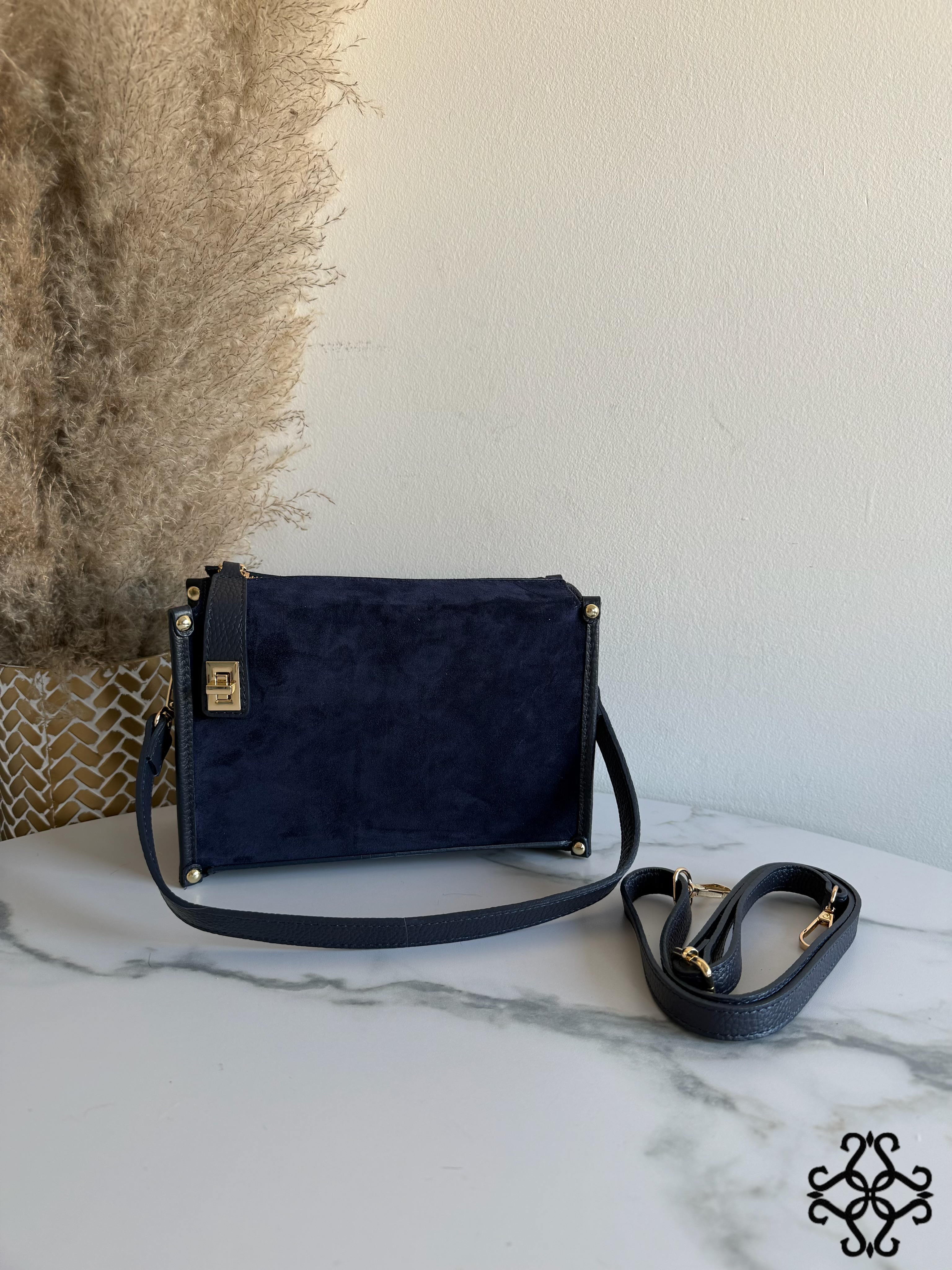 Schultertasche mit Nieten
