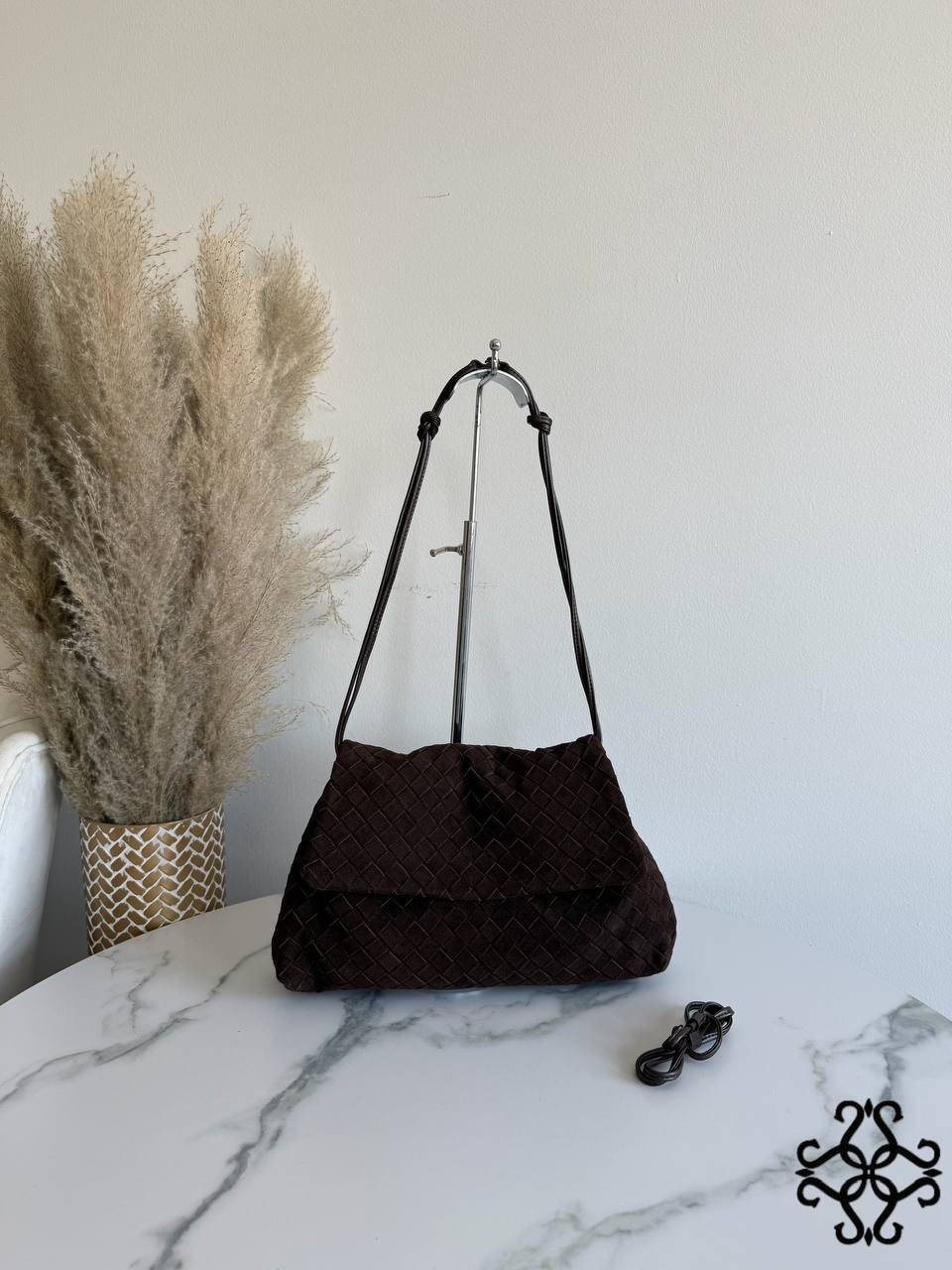 Geflochtene Schultertasche mit Klappe
