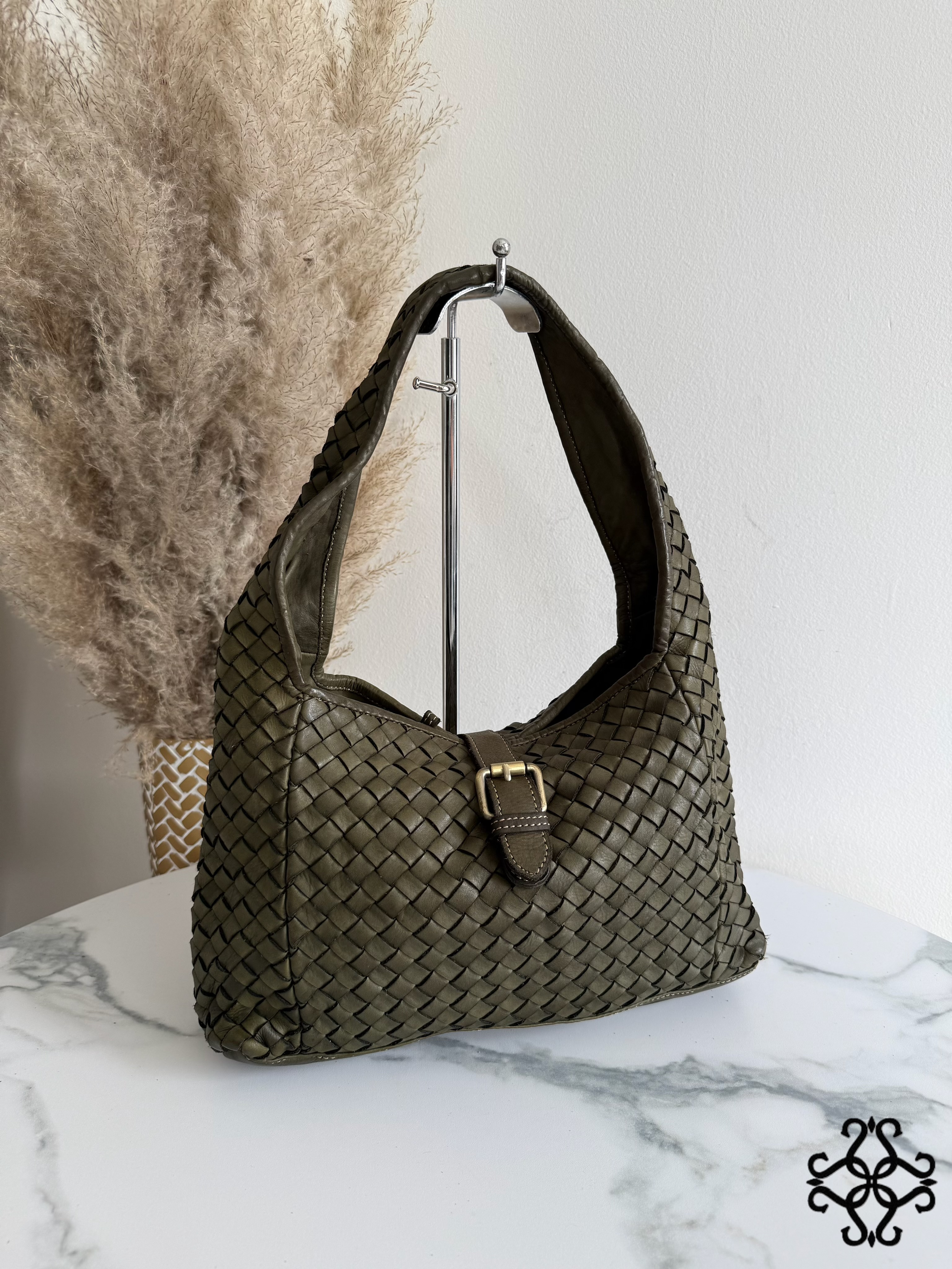 Geflochtene Hobo‑Tasche mit Knopfdetails