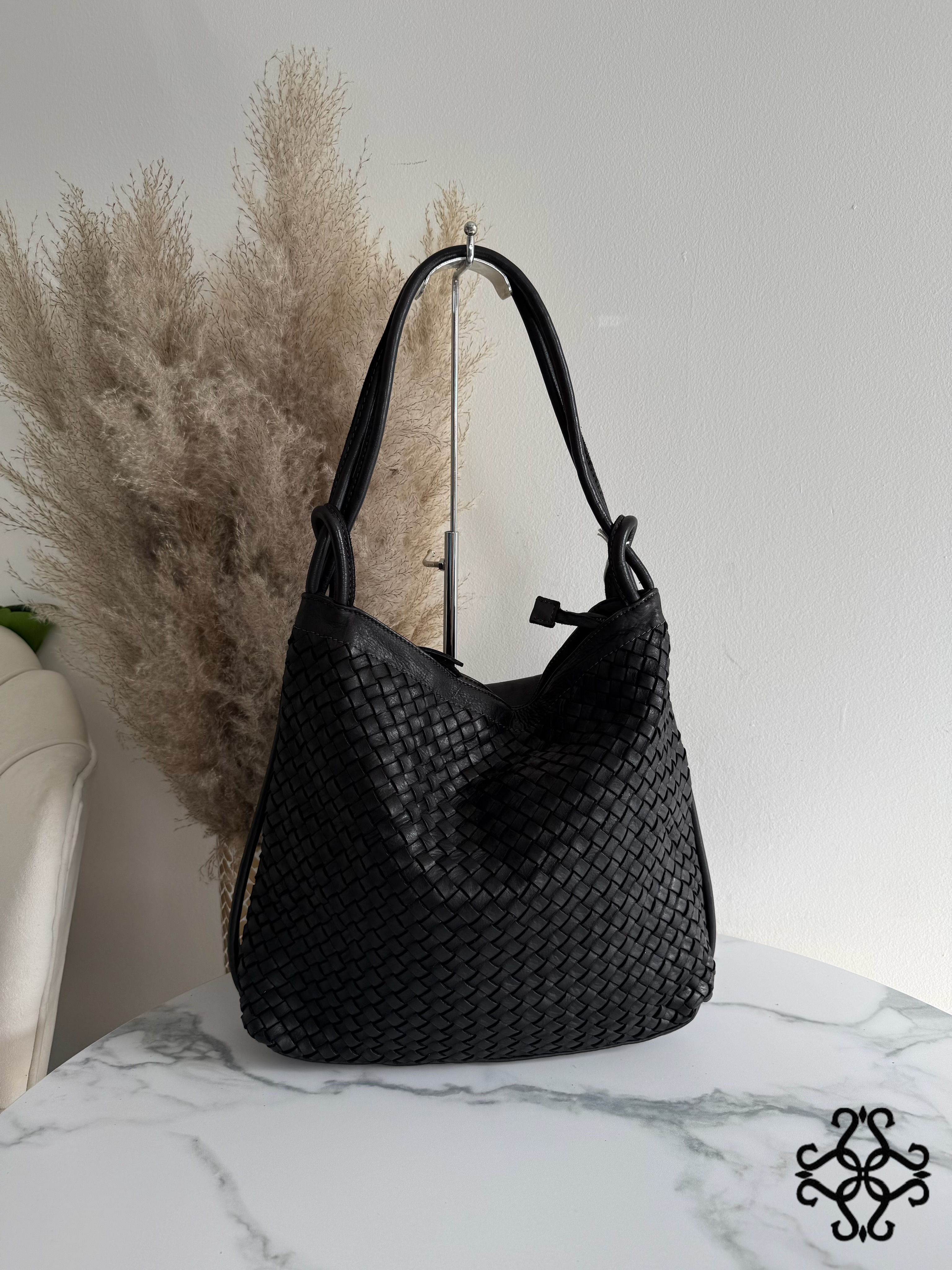 Geflochtene Hobo-Tasche mit Schnürdetail