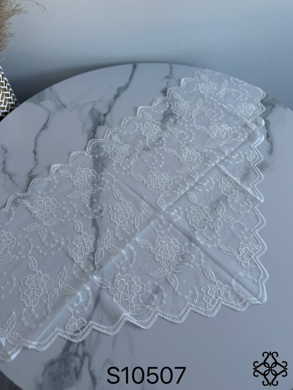 Spitzenschal mit bestickten Details