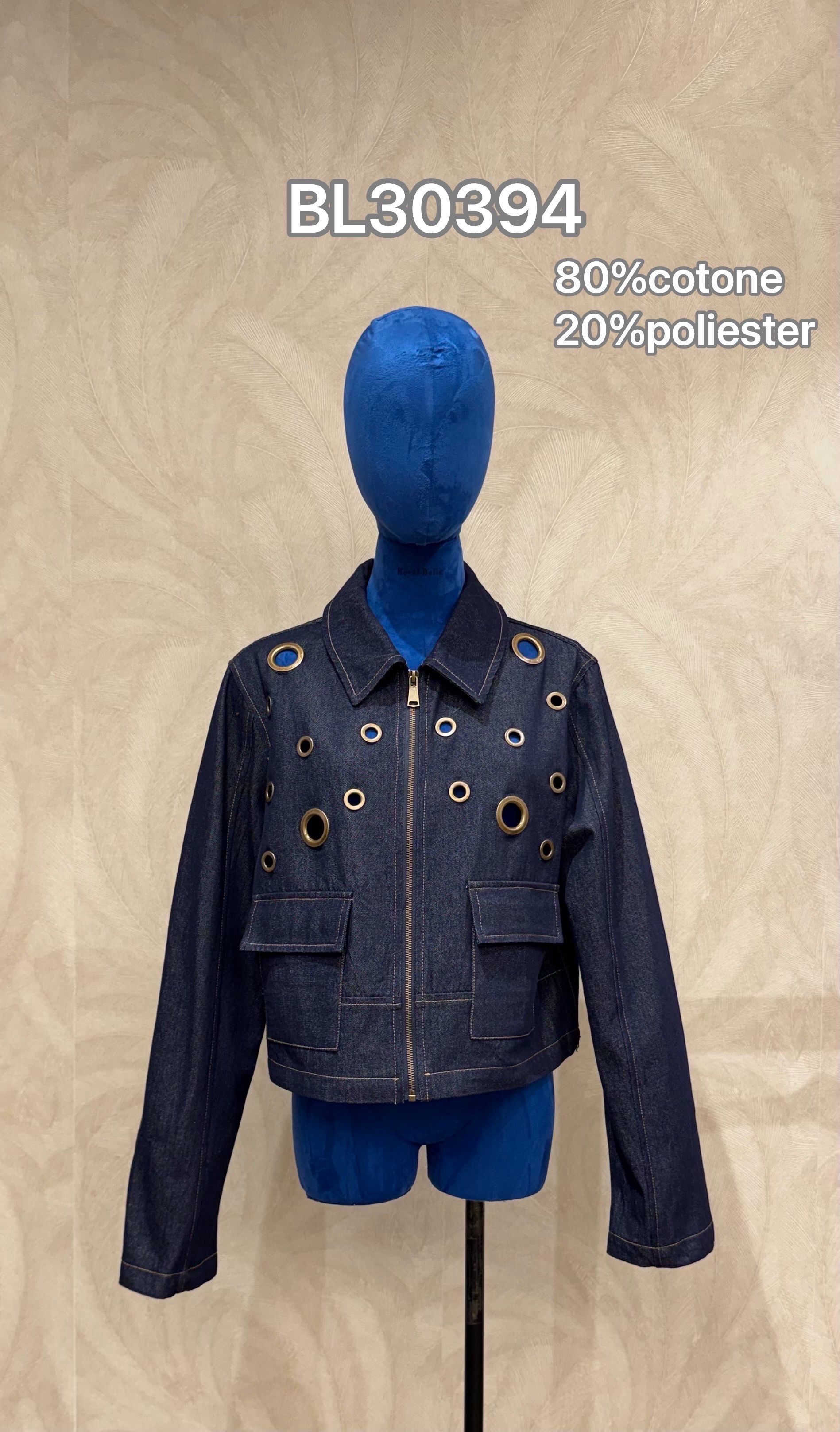 Kurze Jeansjacke mit Nieten