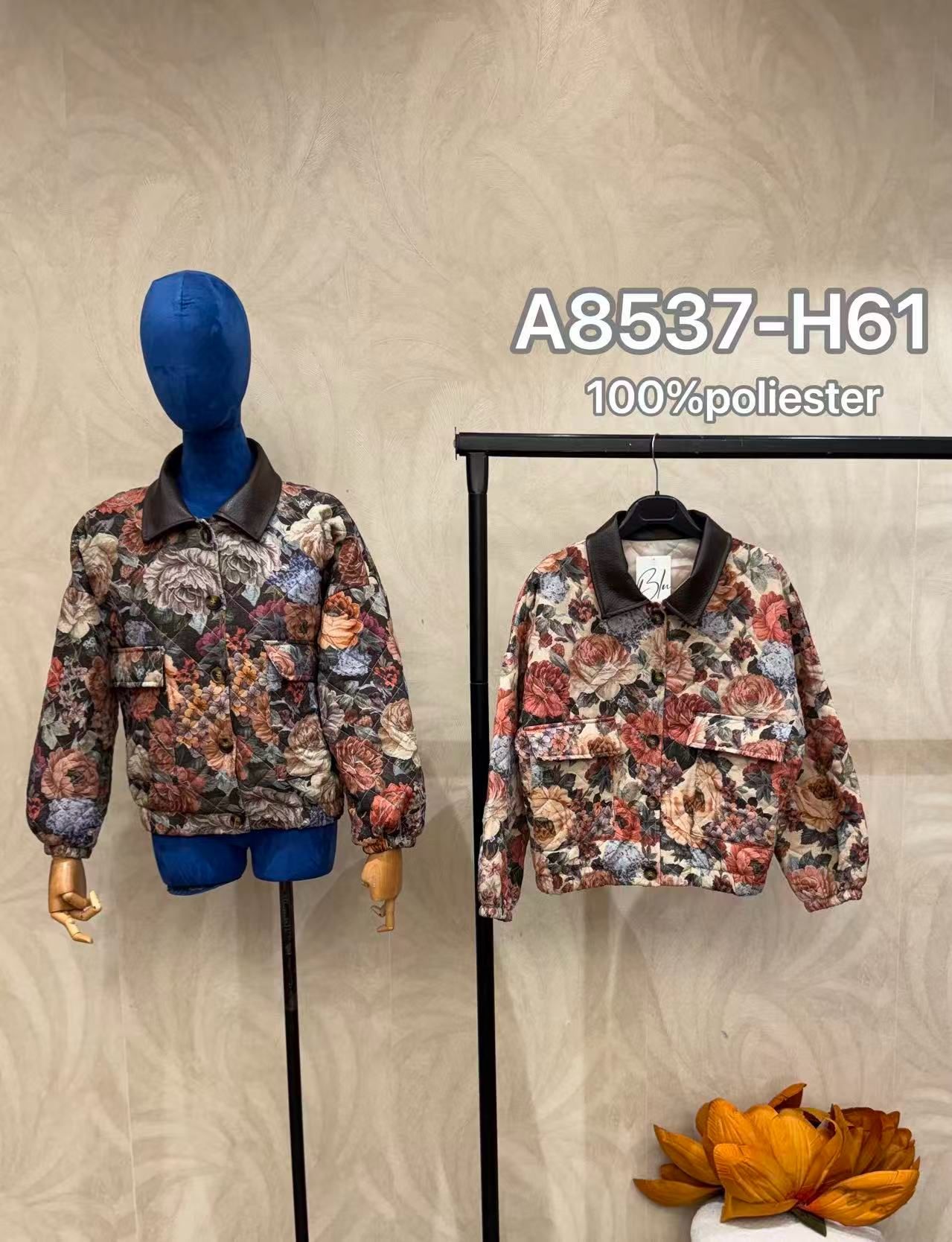 Jacke mit großem Blumenmuster