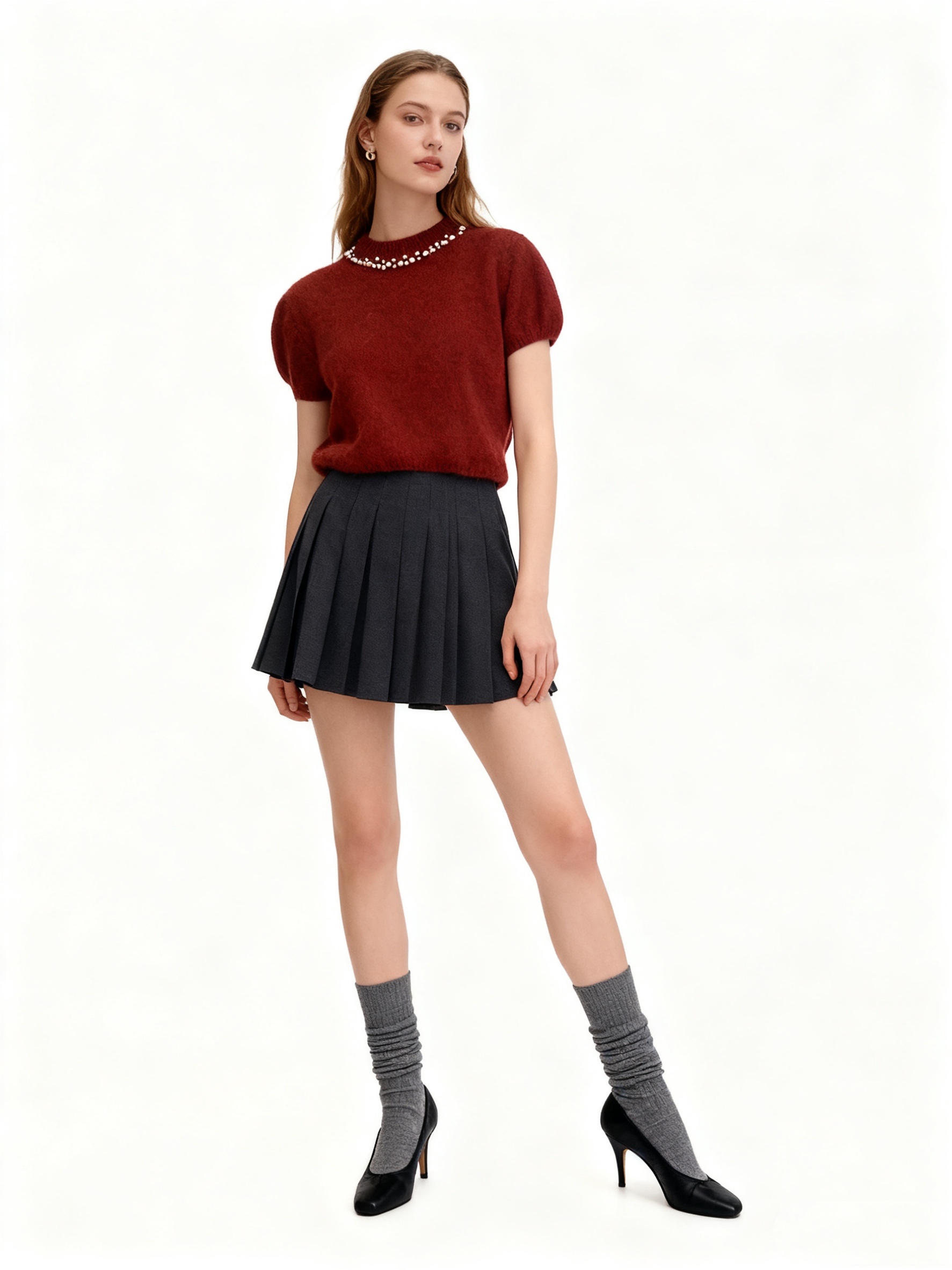 Kurzer Pullover mit Perlen