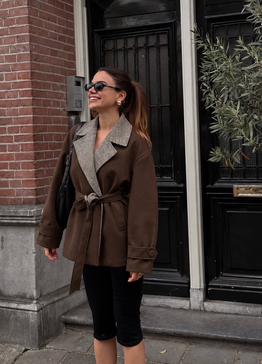 Kurze Jacke mit Bindegürtel