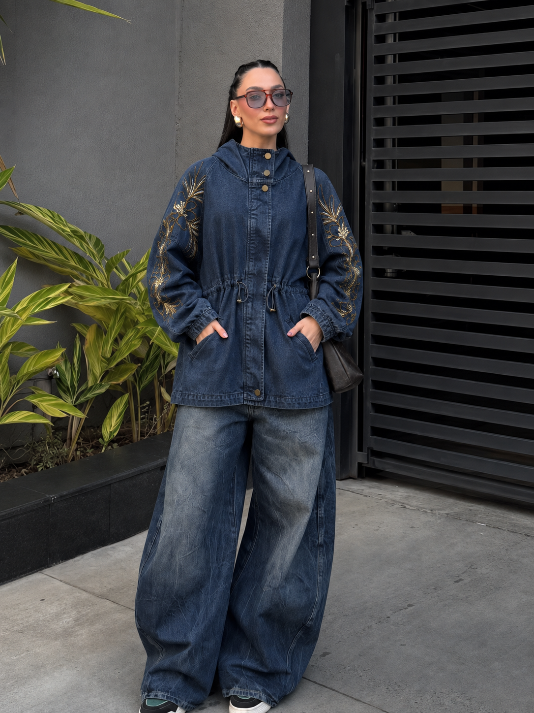 Verlängerte Jeansjacke mit Kapuze