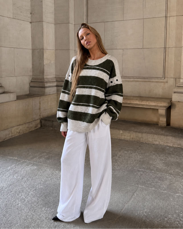 Oversize-Pullover mit Zierknöpfen